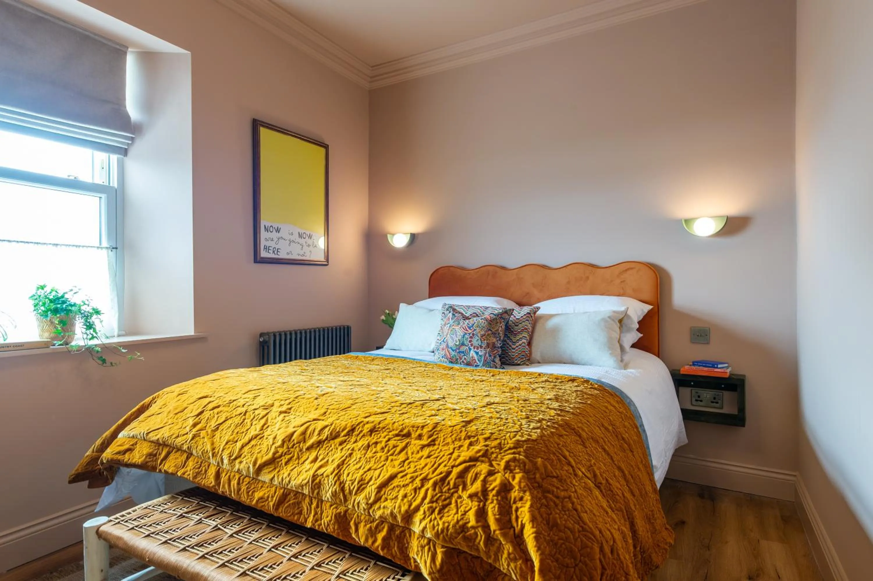 Communal lounge/ TV room, Bed in The Beach House Boutique Hotel