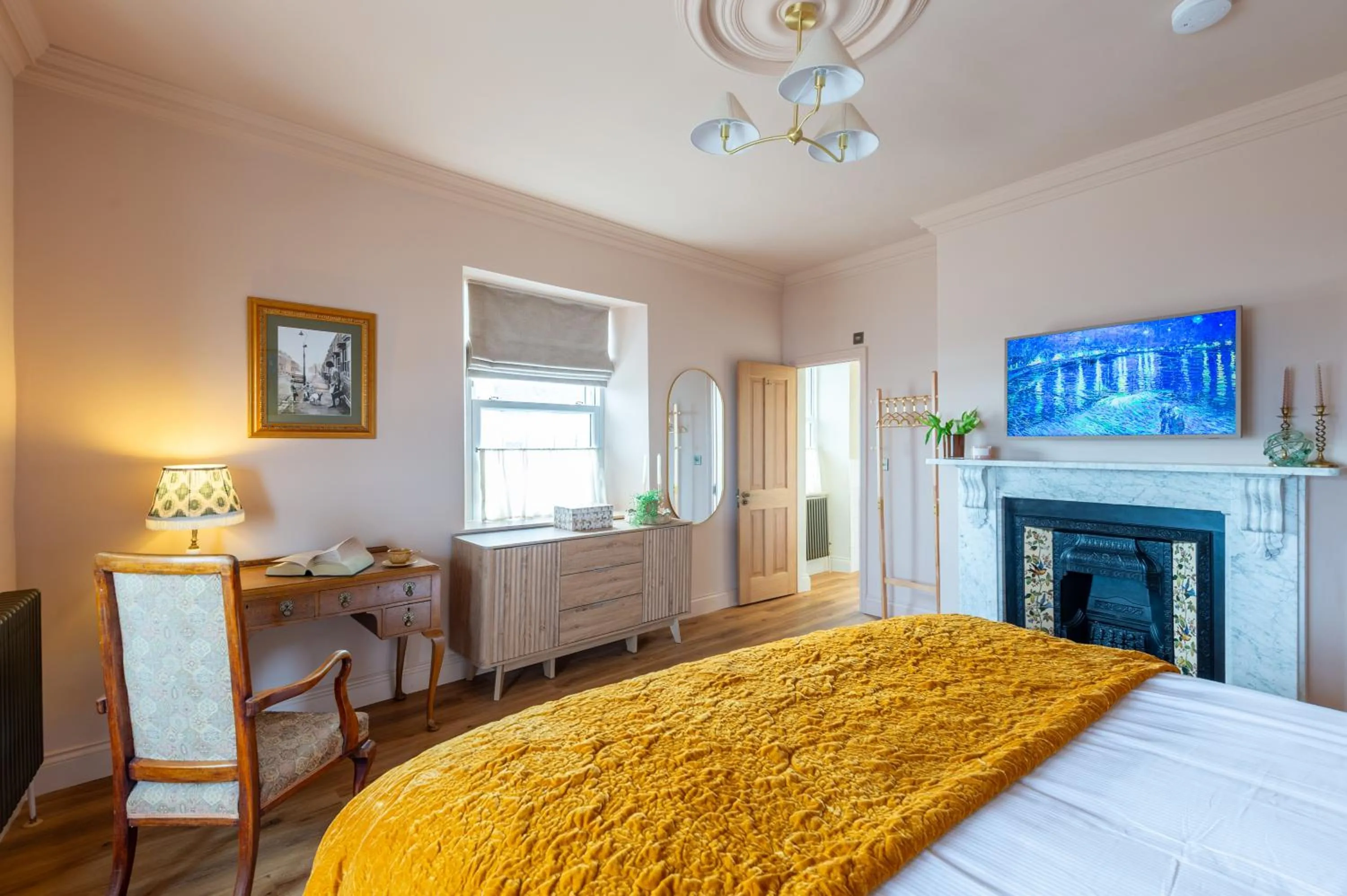 Communal lounge/ TV room, Bed in The Beach House Boutique Hotel