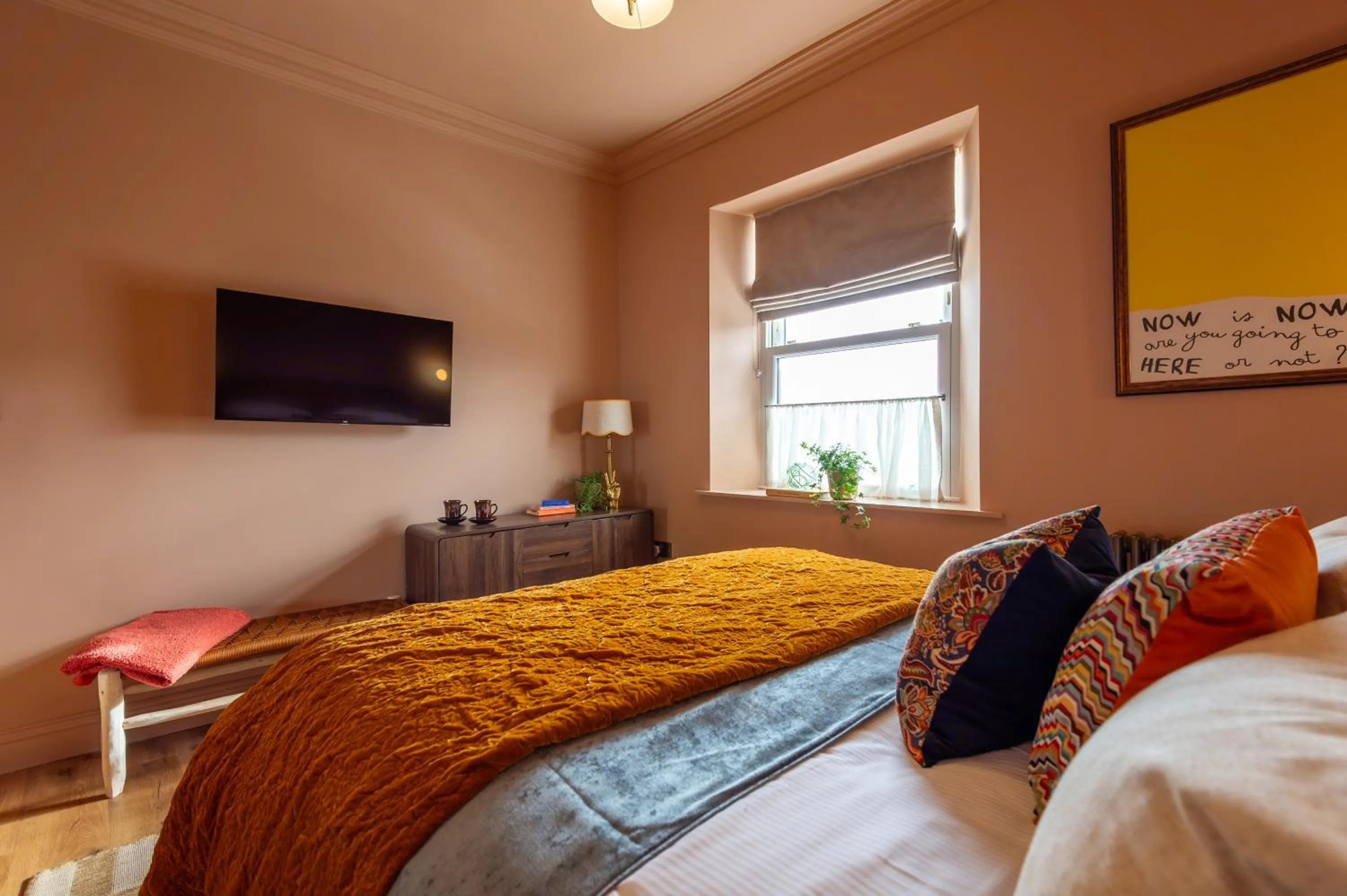 Communal lounge/ TV room, Bed in The Beach House Boutique Hotel