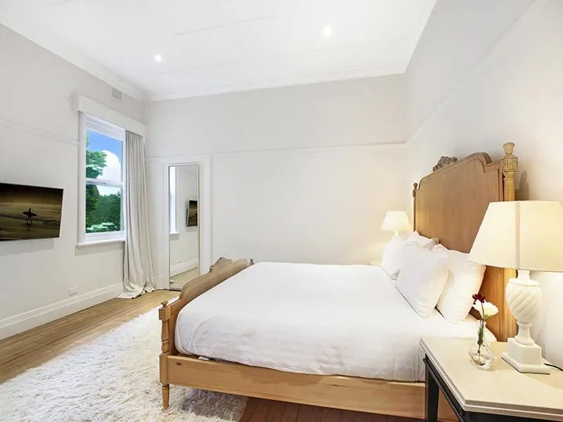 Bedroom, Bed in The Robertson Hotel