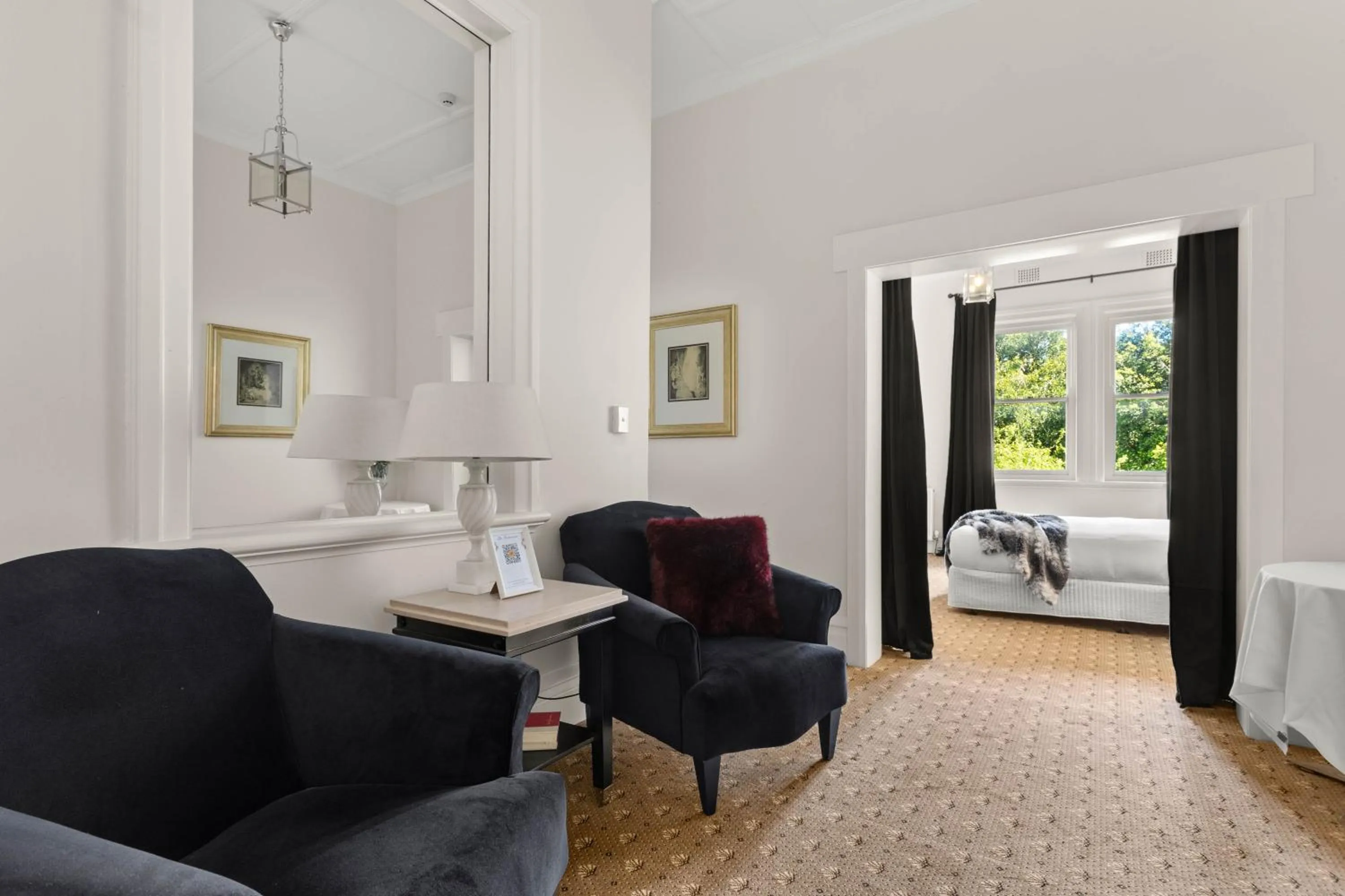 Living room, Bed in The Robertson Hotel