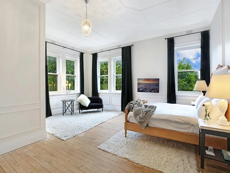 Photo of the whole room, Bed in The Robertson Hotel