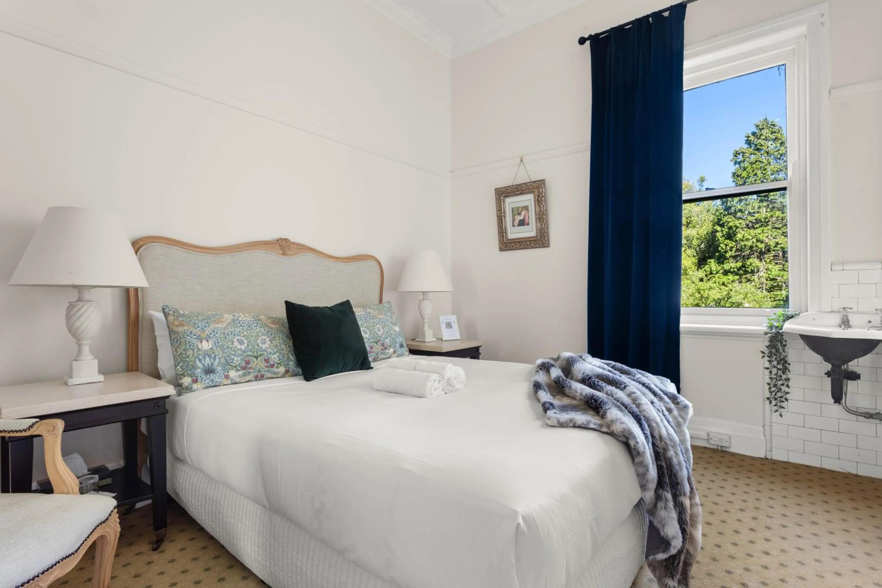 Bedroom, Bed in The Robertson Hotel