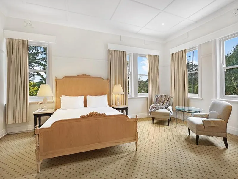 Photo of the whole room, Bed in The Robertson Hotel
