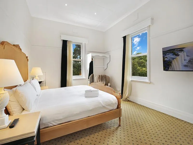 Photo of the whole room, Bed in The Robertson Hotel