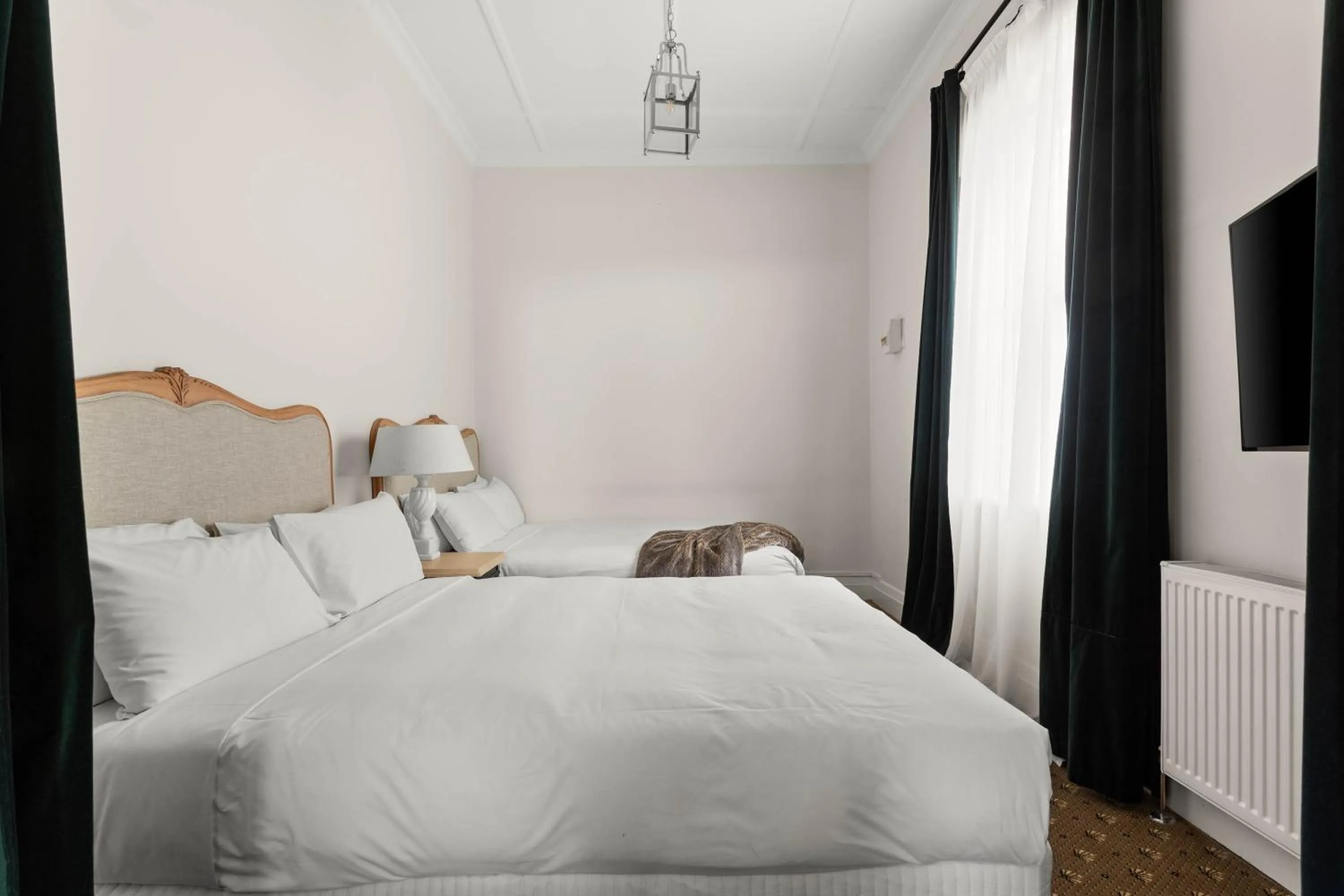 Bedroom, Bed in The Robertson Hotel