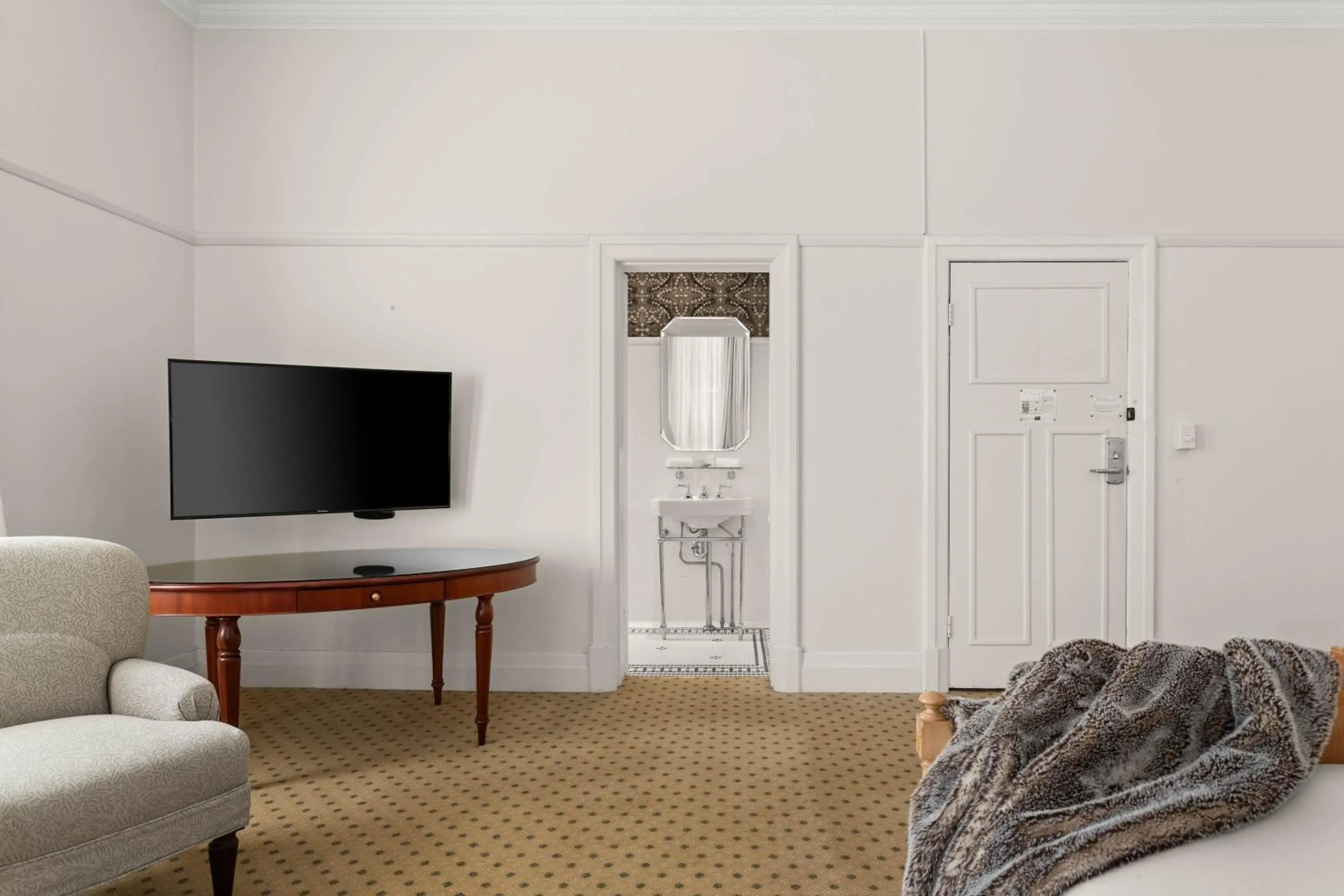 Bathroom, Bed in The Robertson Hotel