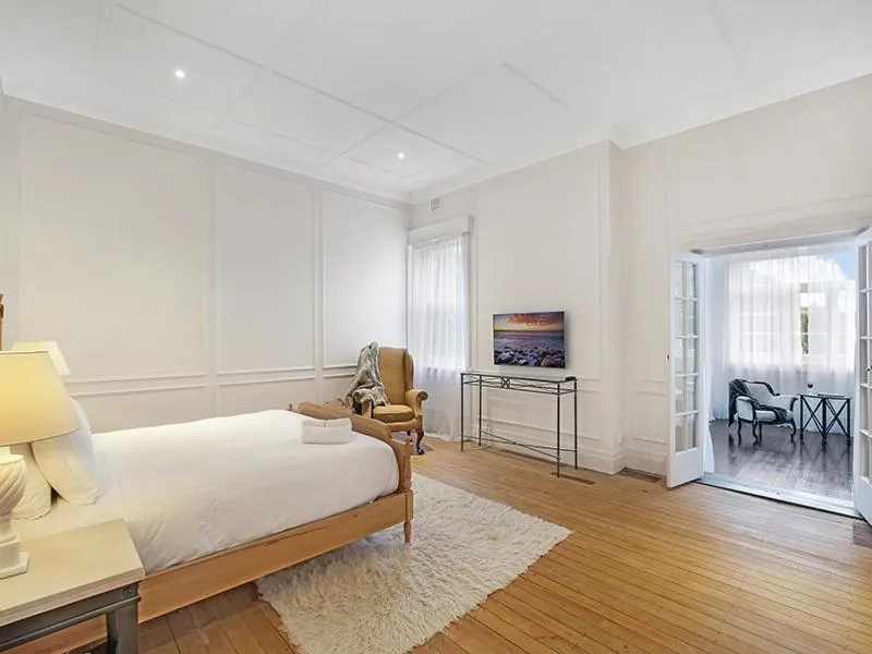 Photo of the whole room, Bed in The Robertson Hotel