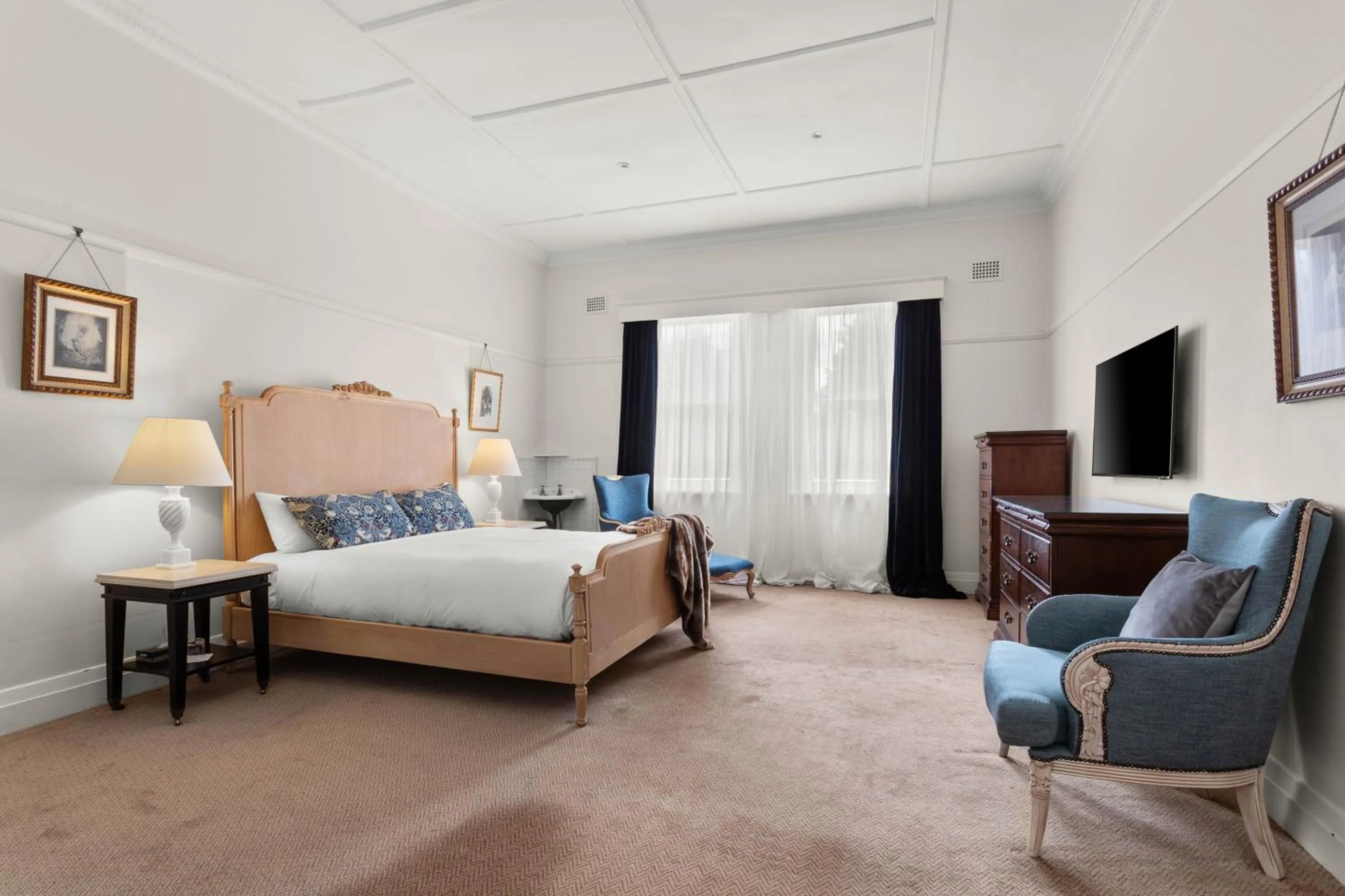 Bedroom, Bed in The Robertson Hotel