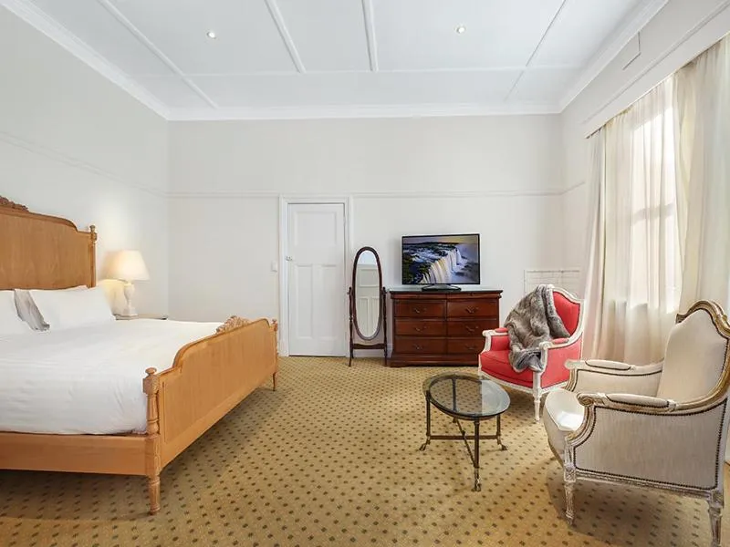 Photo of the whole room, Bed in The Robertson Hotel