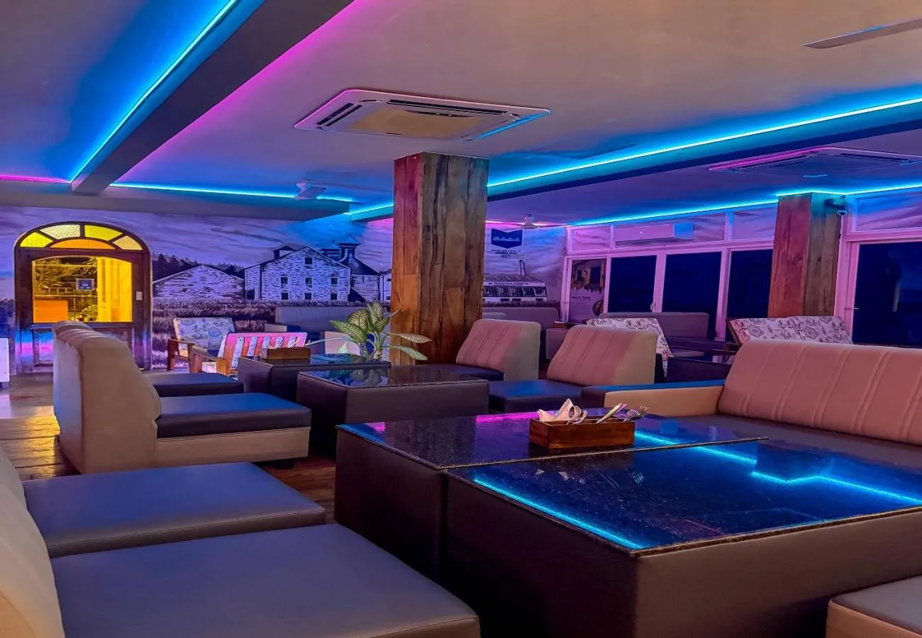 Restaurant/places to eat in Le Chateau