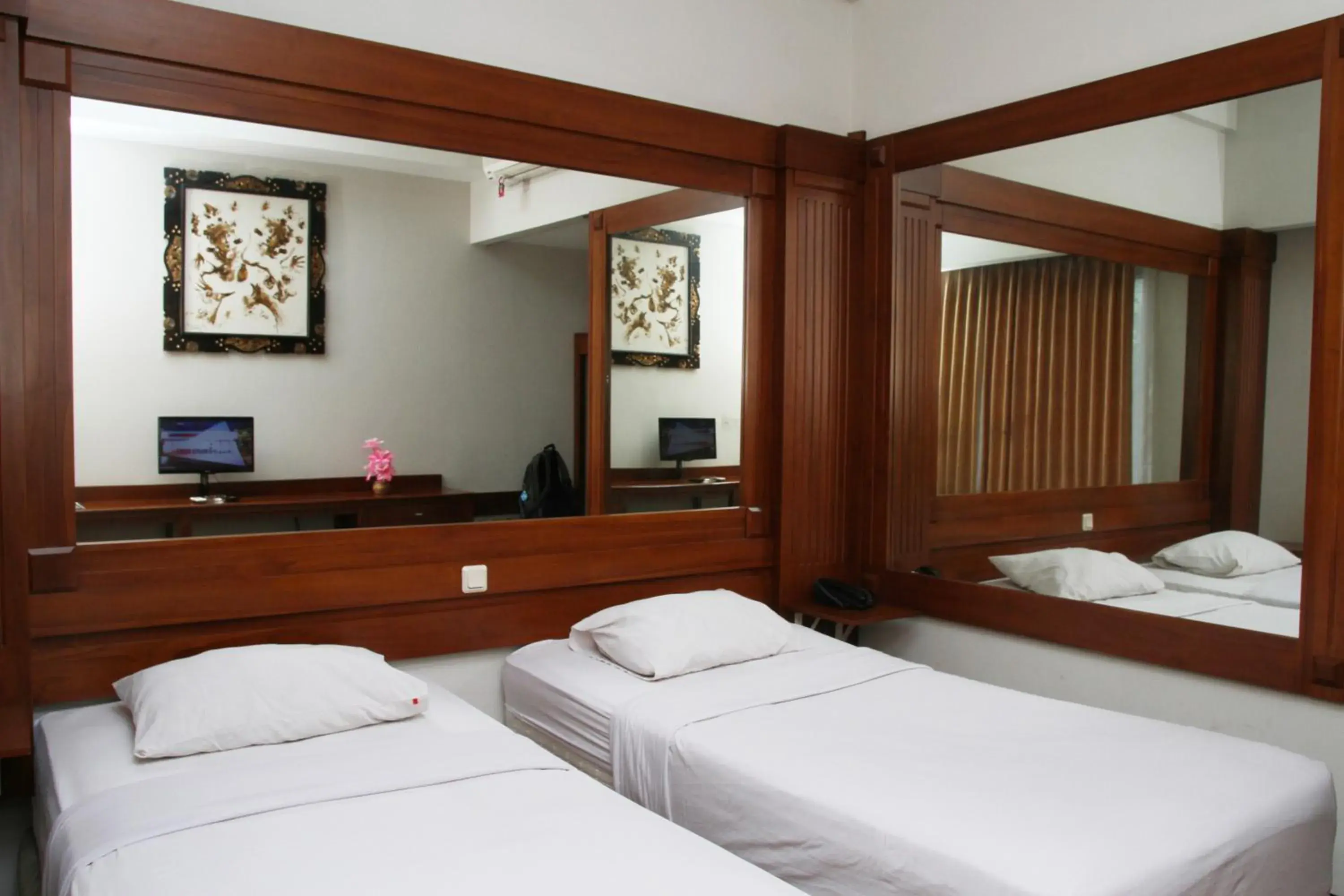 Photo of the whole room, Bed in Wirton Hotel Photo of the whole room, Bed in Wirton Hotel