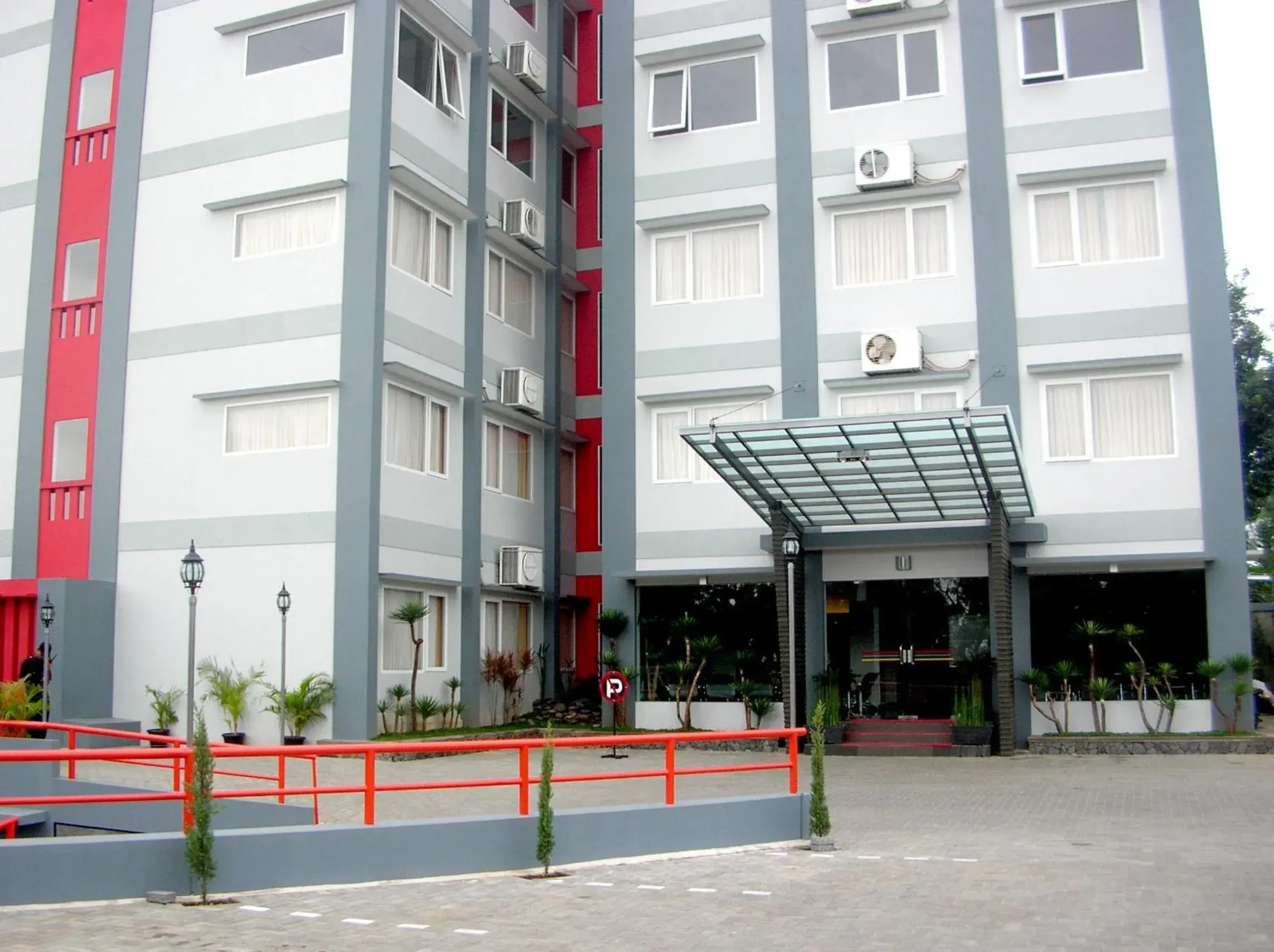 Facade/entrance in Wirton Hotel Facade/entrance in Wirton Hotel