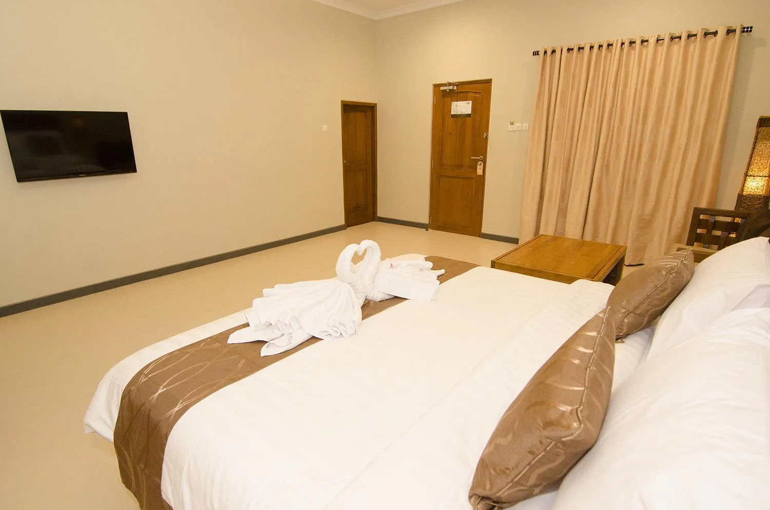 Bed in Syailendra Hotel Syariah