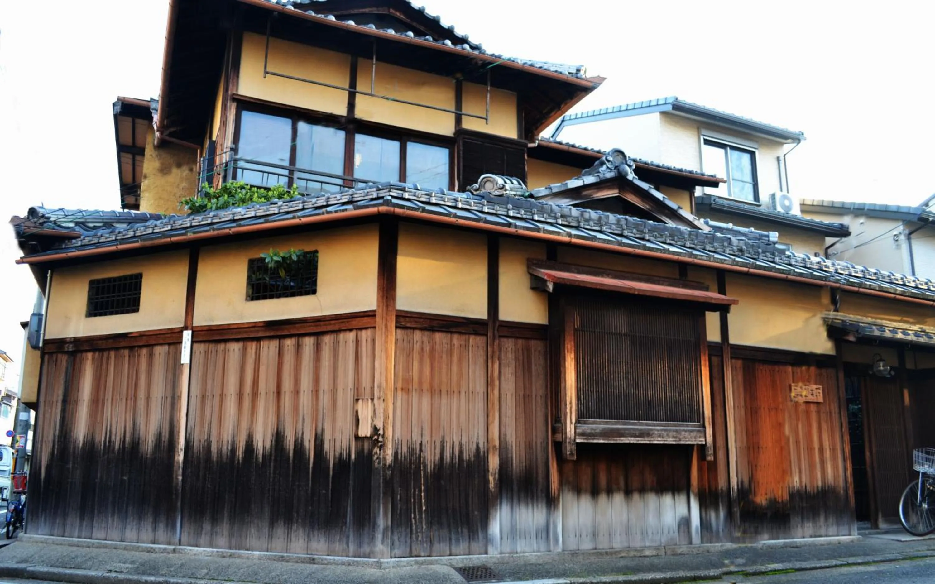 Facade/entrance in Higurashi-sou