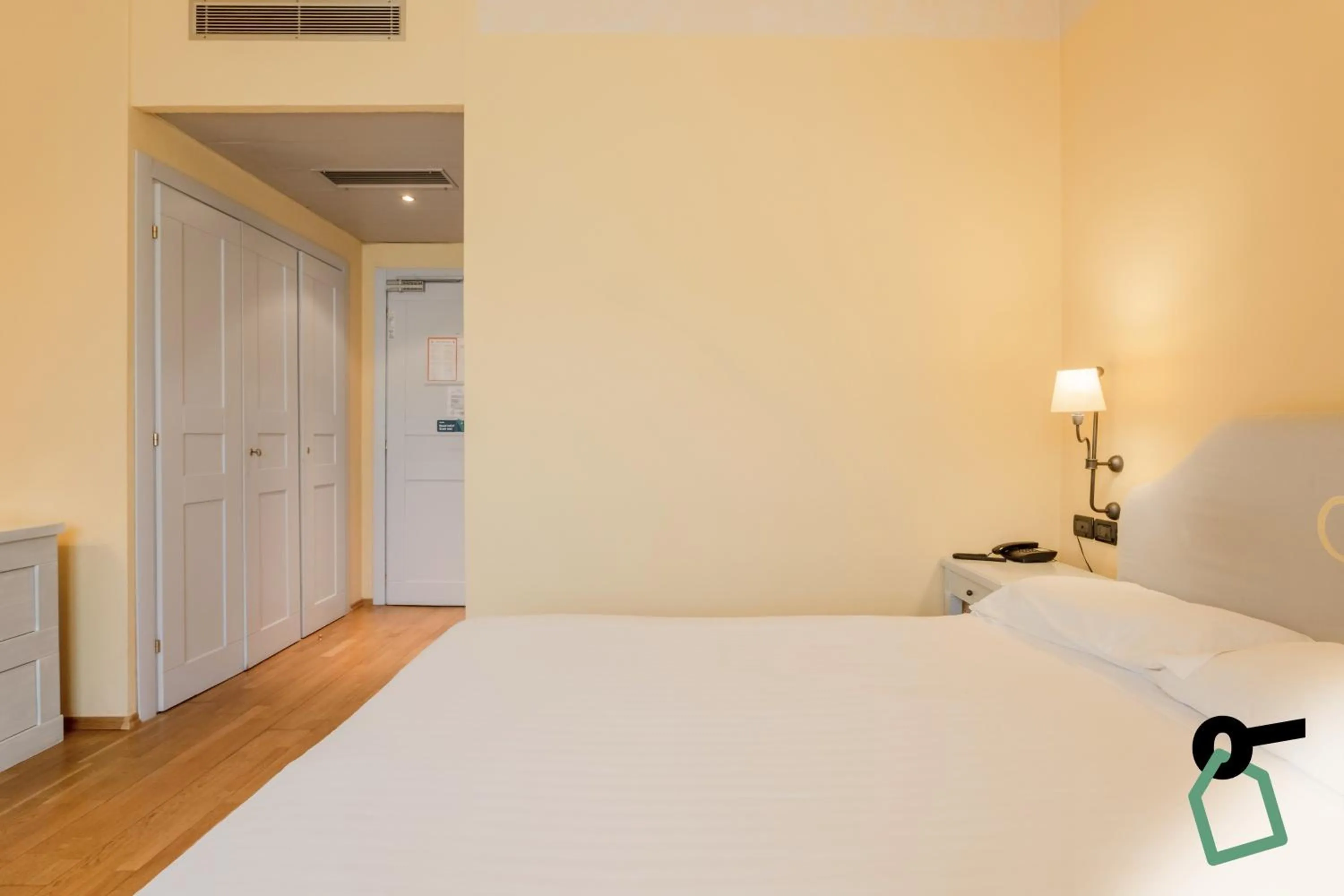 Bedroom, Bed in HOTIDAY Room Collection - Calambrone