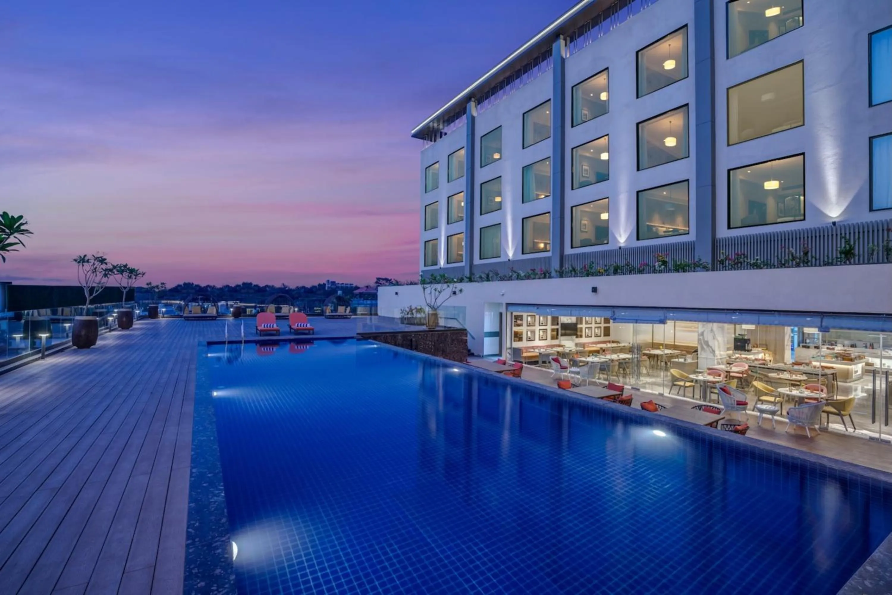 Swimming pool in Hilton Garden Inn Jabalpur