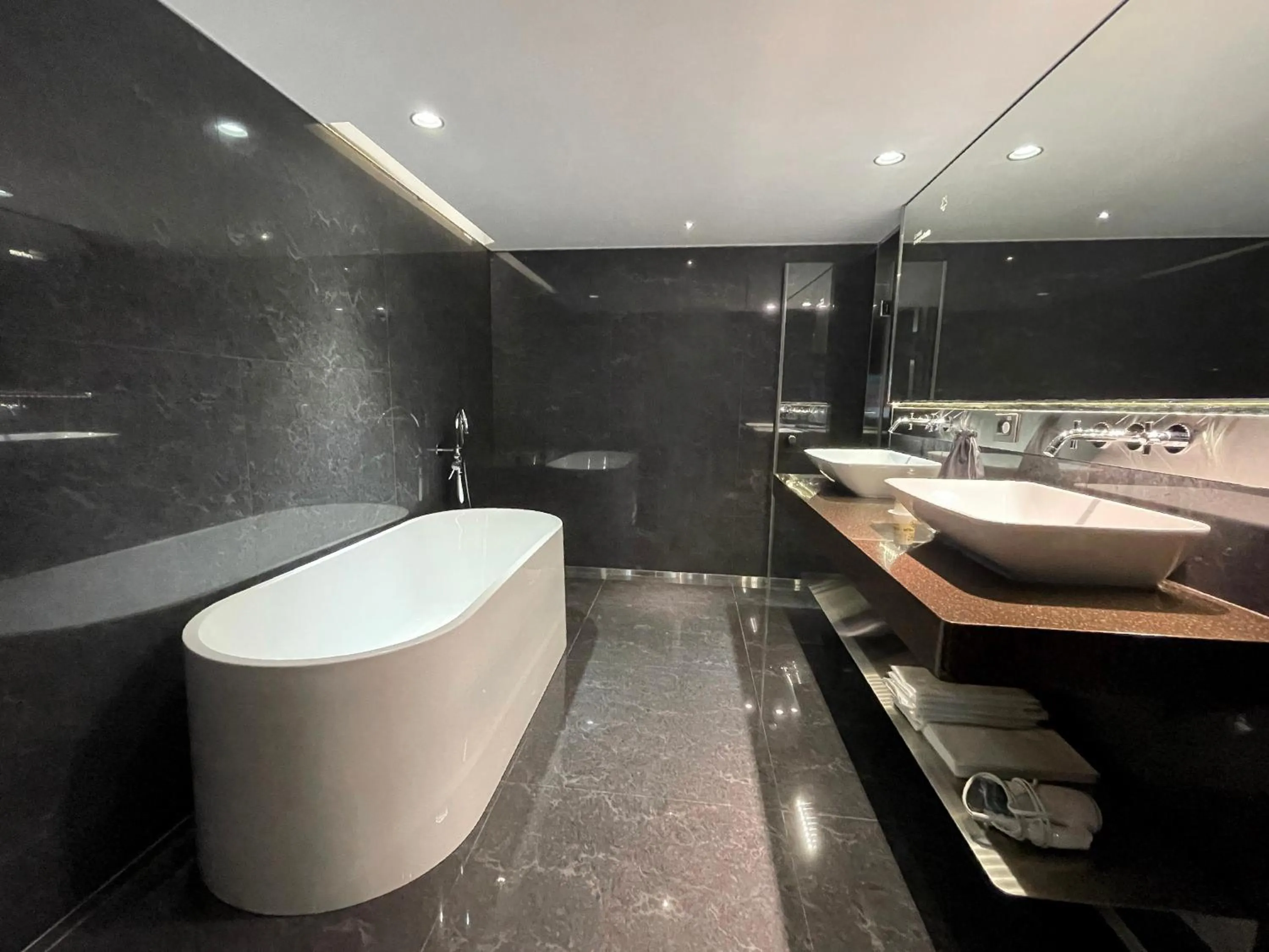 Toilet in CHECK inn Taipei Nanjing