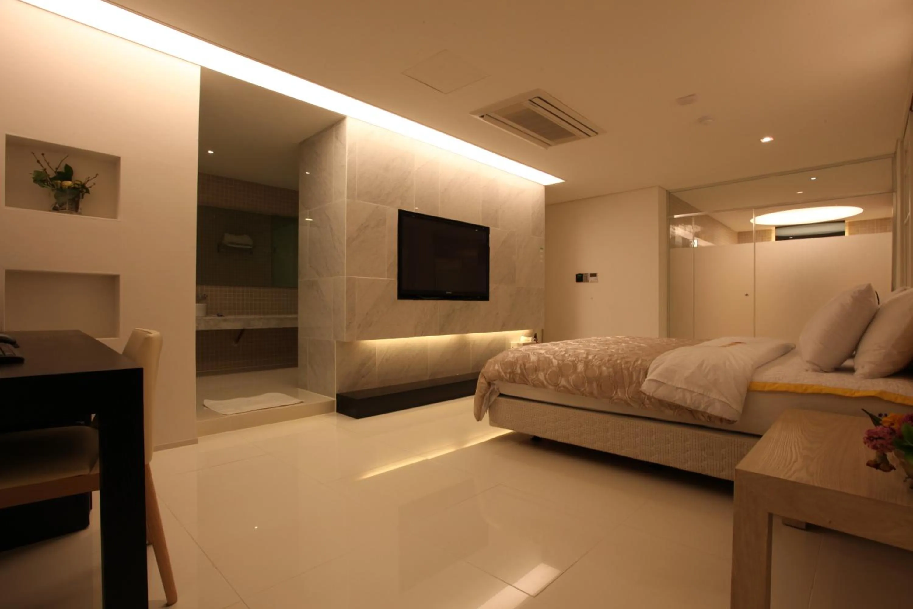 Photo of the whole room, Bed in Yuwon Hotel