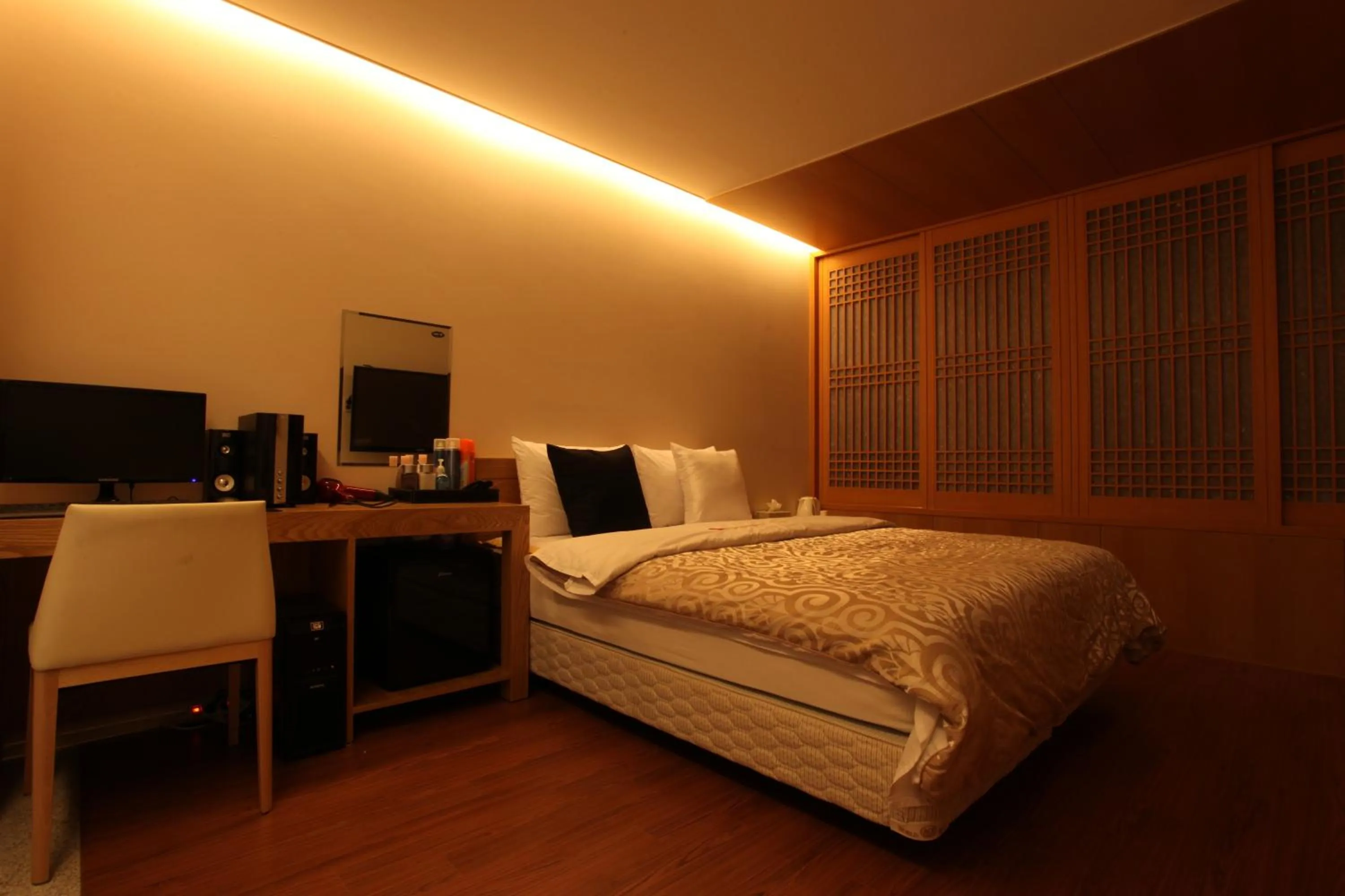 Photo of the whole room, Bed in Yuwon Hotel