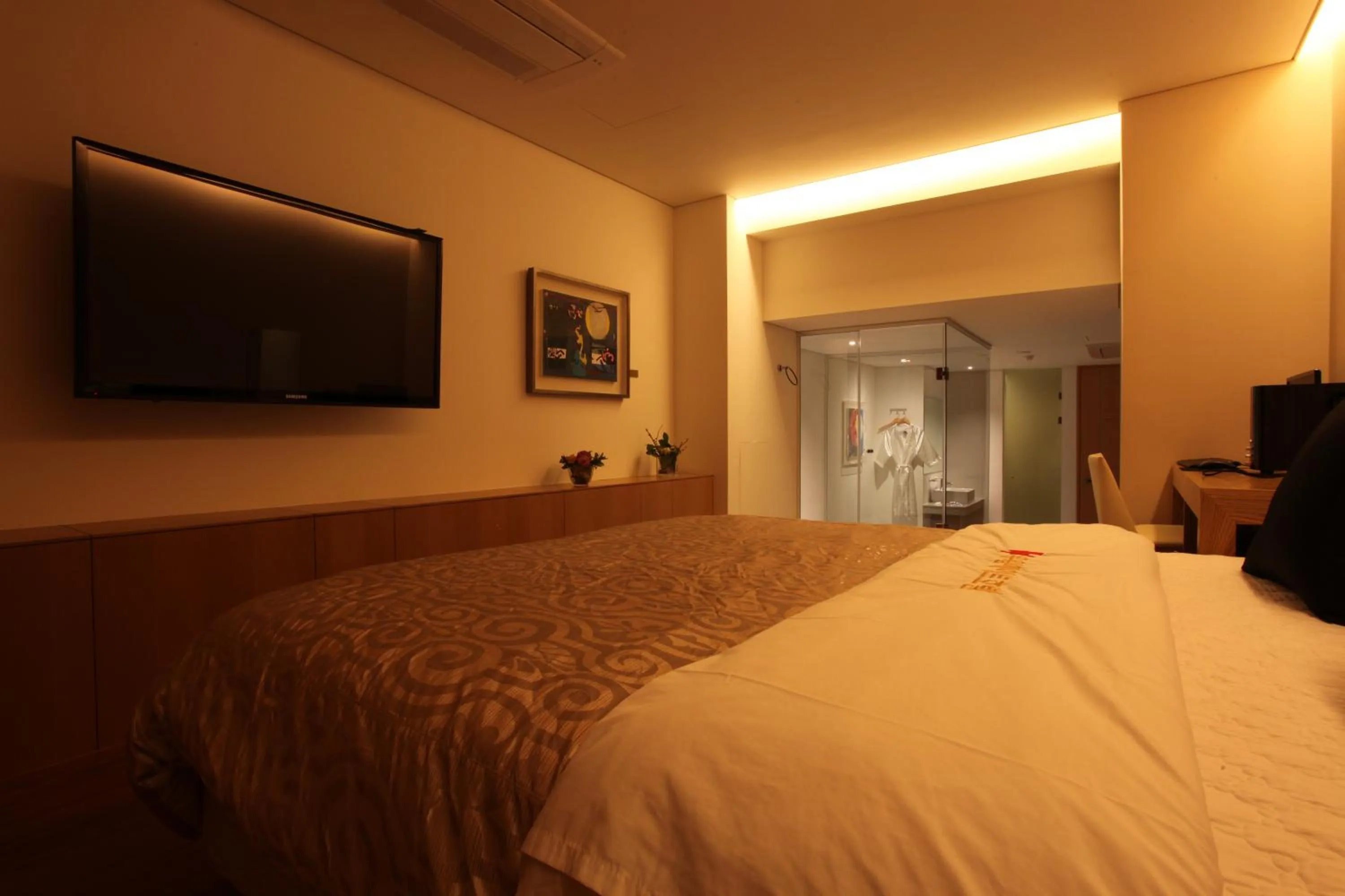 Photo of the whole room, Bed in Yuwon Hotel