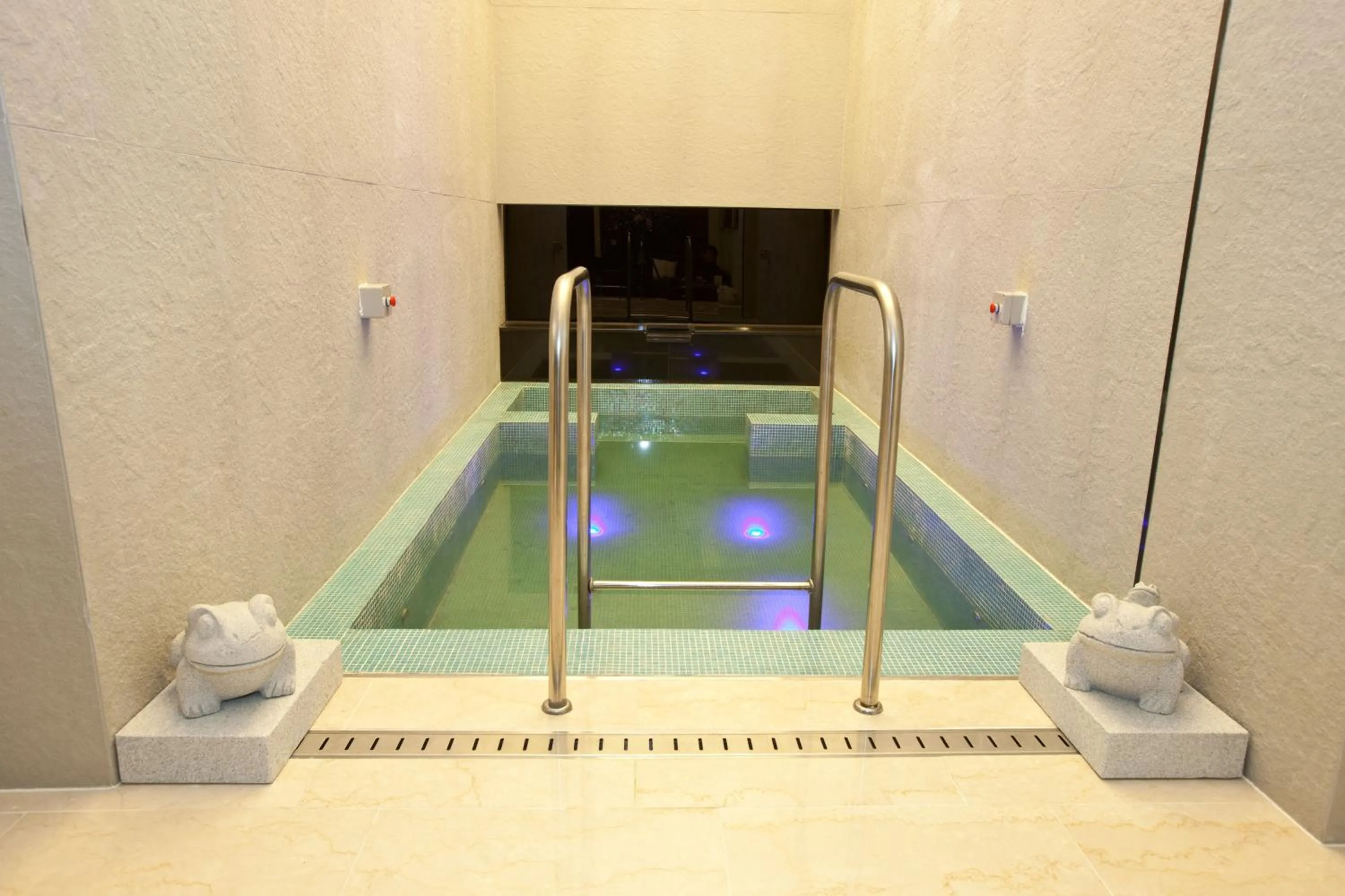 Swimming pool in Yuwon Hotel