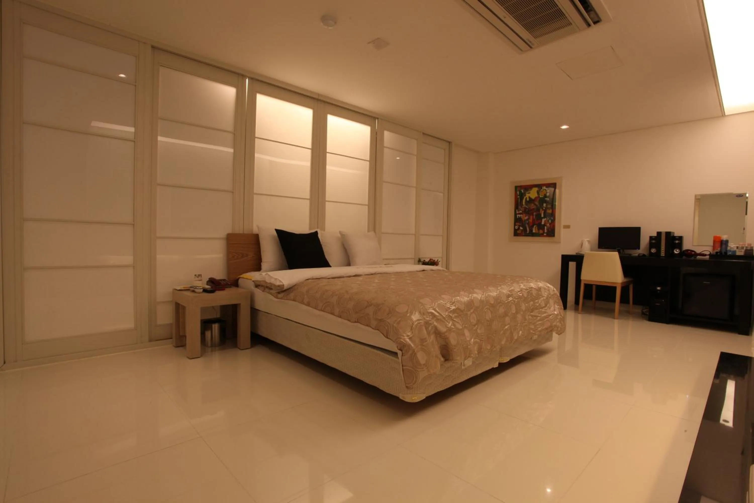 Photo of the whole room, Bed in Yuwon Hotel