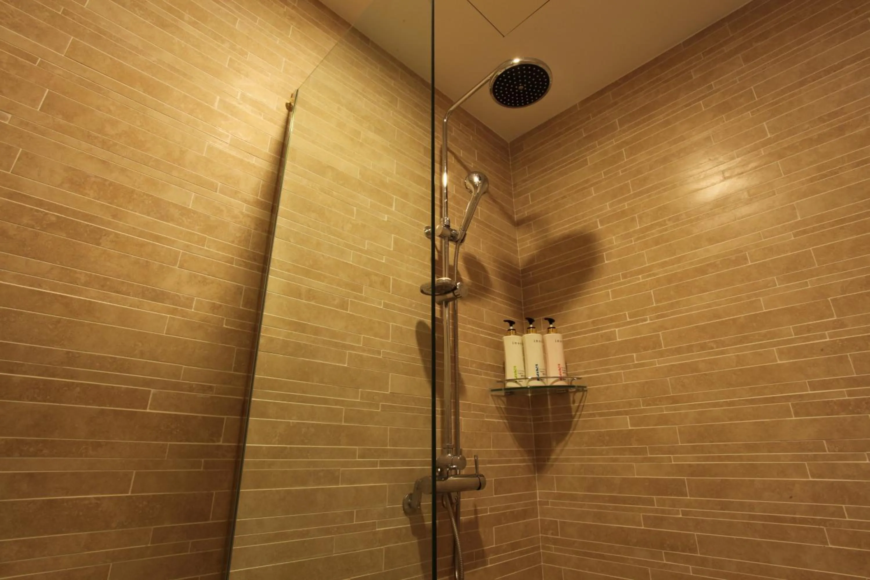 Shower in Yuwon Hotel