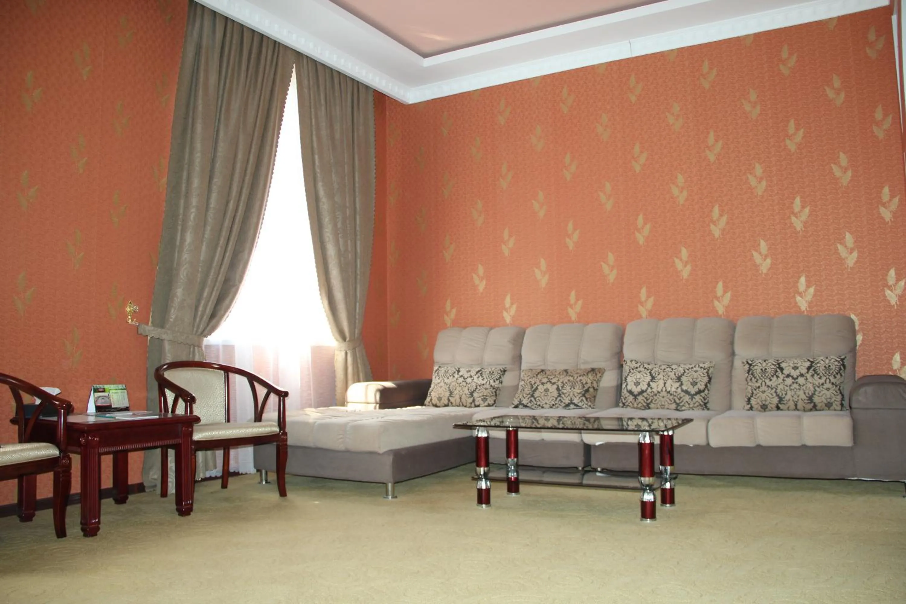 Living room in Firuz Hotel