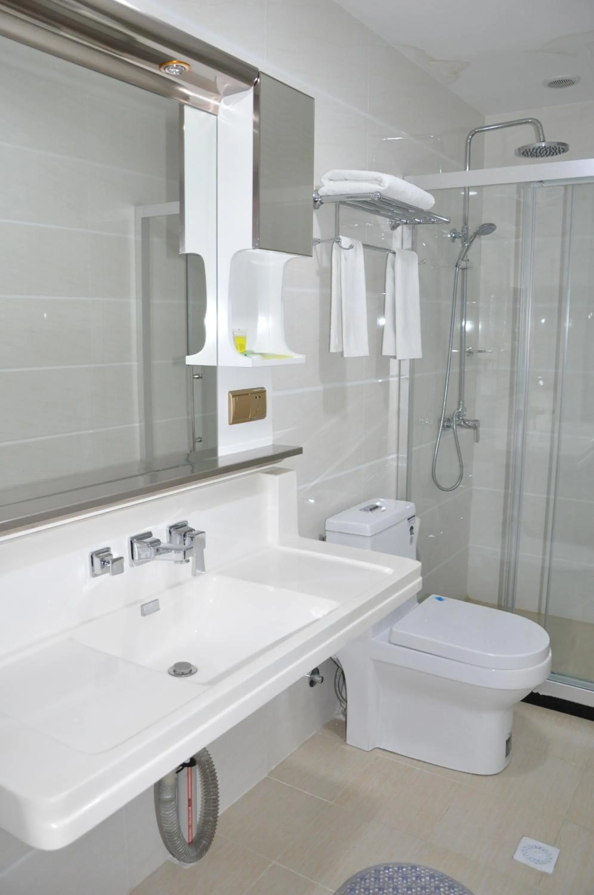 Bathroom in Firuz Hotel