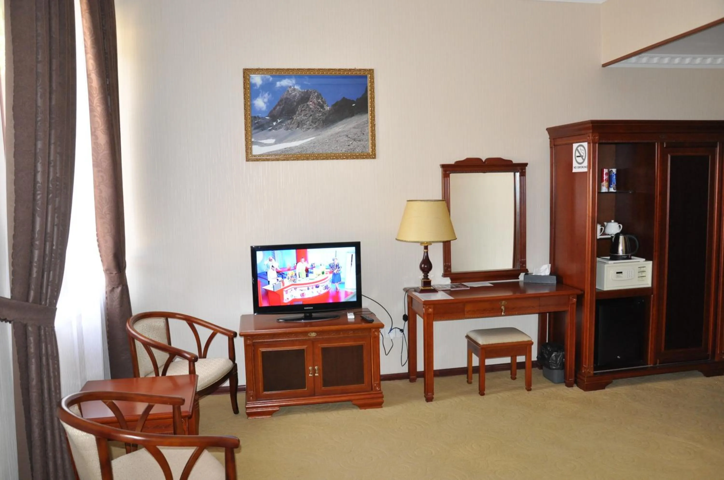 Photo of the whole room in Firuz Hotel