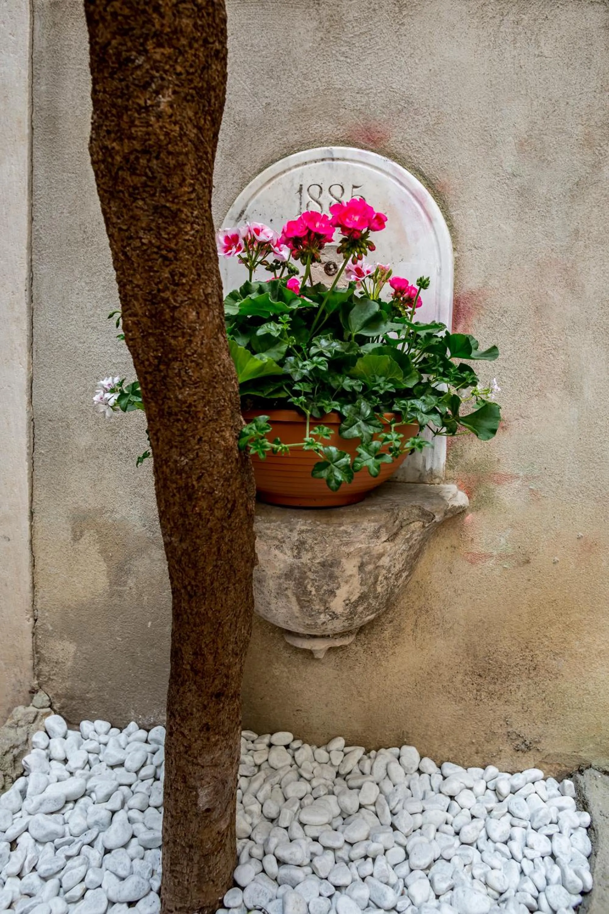 Facade/entrance in Centro di Centri Rooms