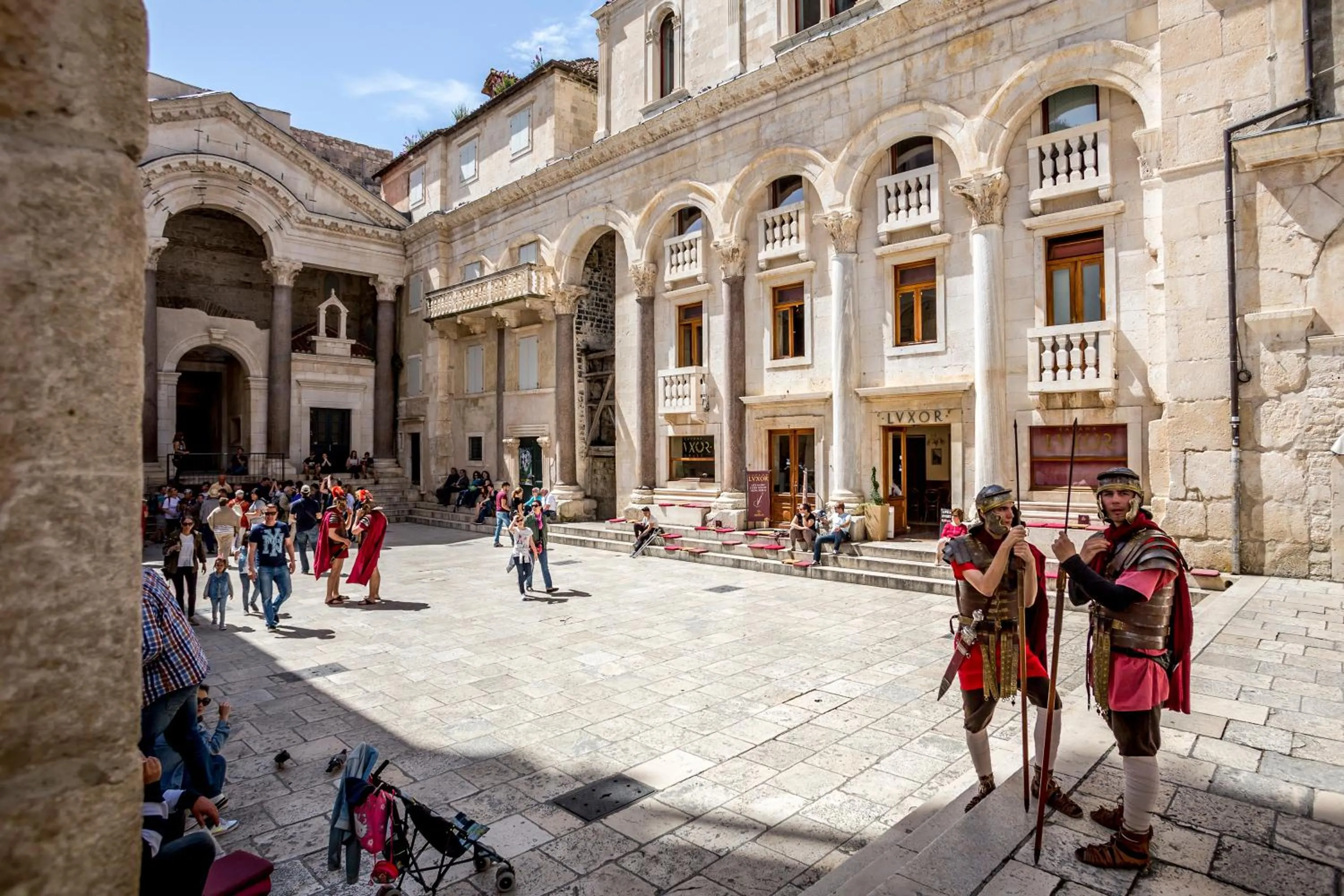 Restaurant/places to eat in Centro di Centri Rooms