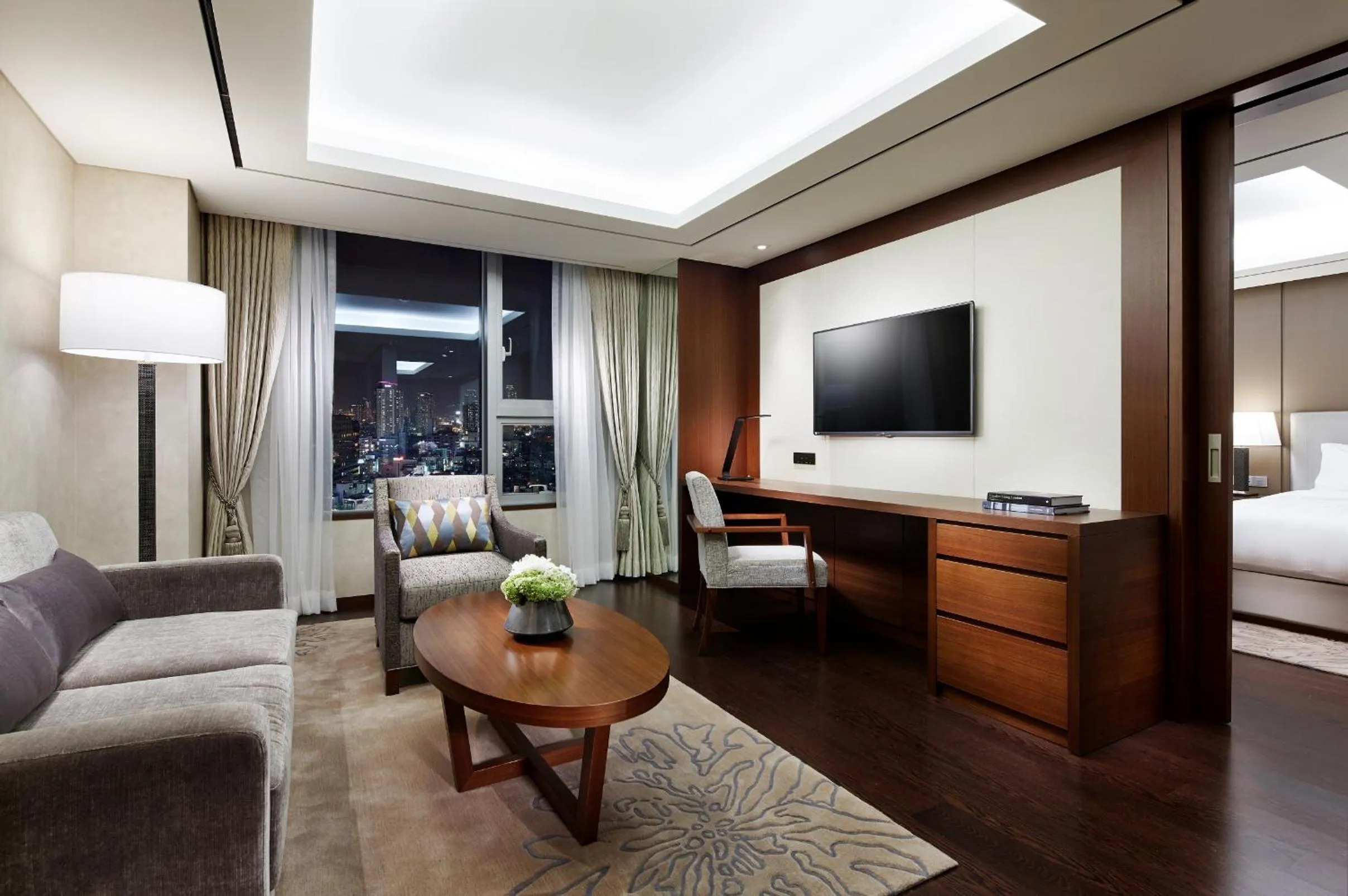 Living room, Bed in LOTTE CITY HOTEL Ulsan