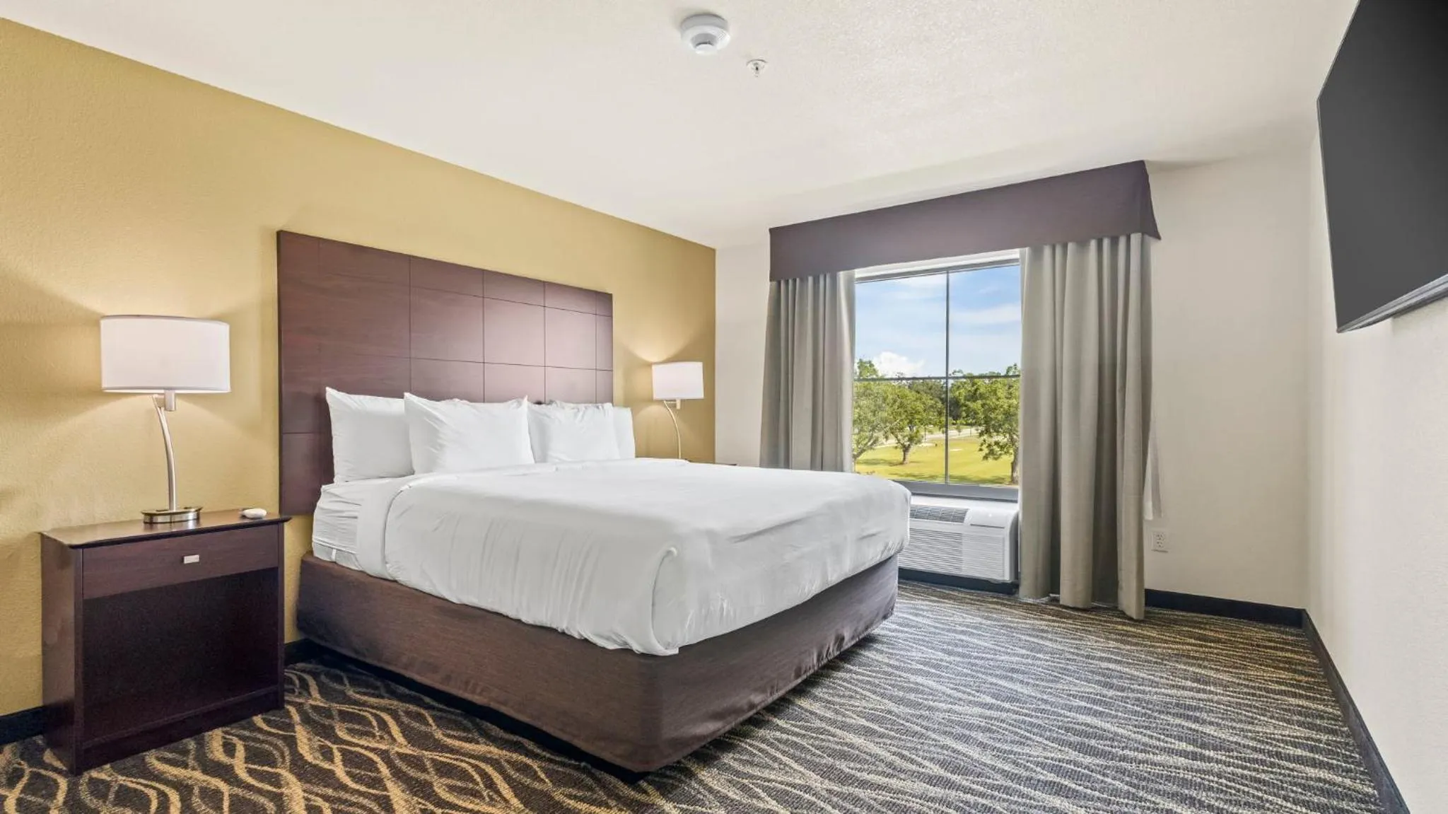 Bedroom, Bed in Cobblestone Hotel & Suites - Foley