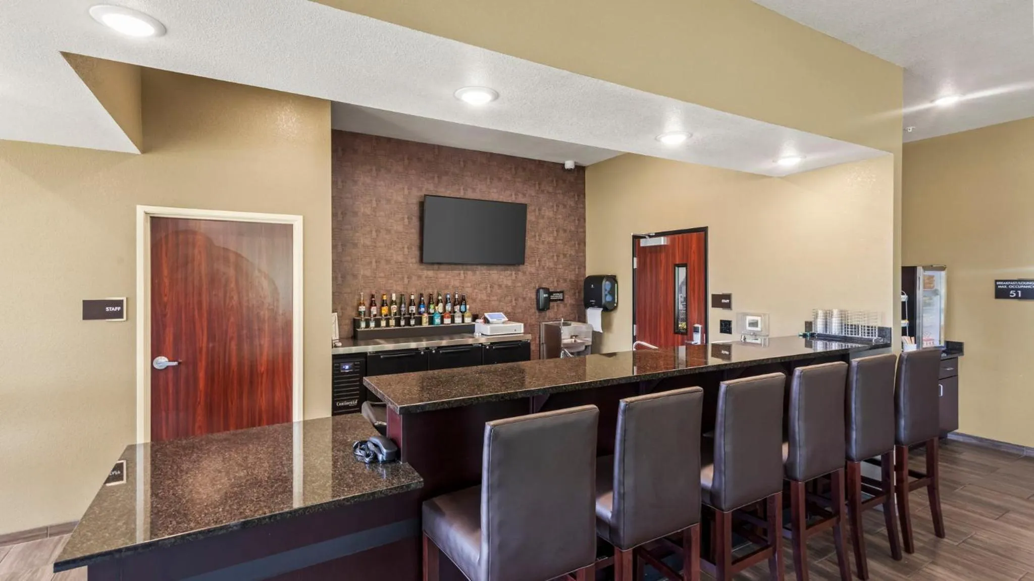 Lounge or bar in Cobblestone Hotel & Suites - Foley