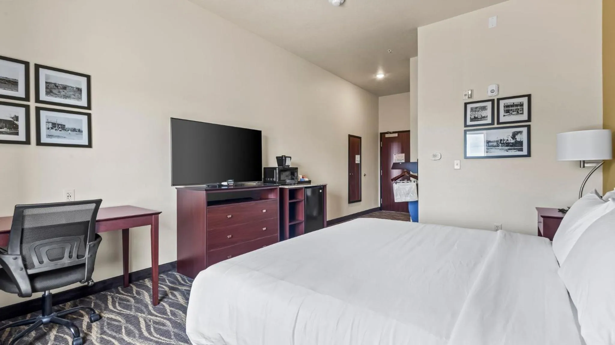 Bedroom, Bed in Cobblestone Hotel & Suites - Foley