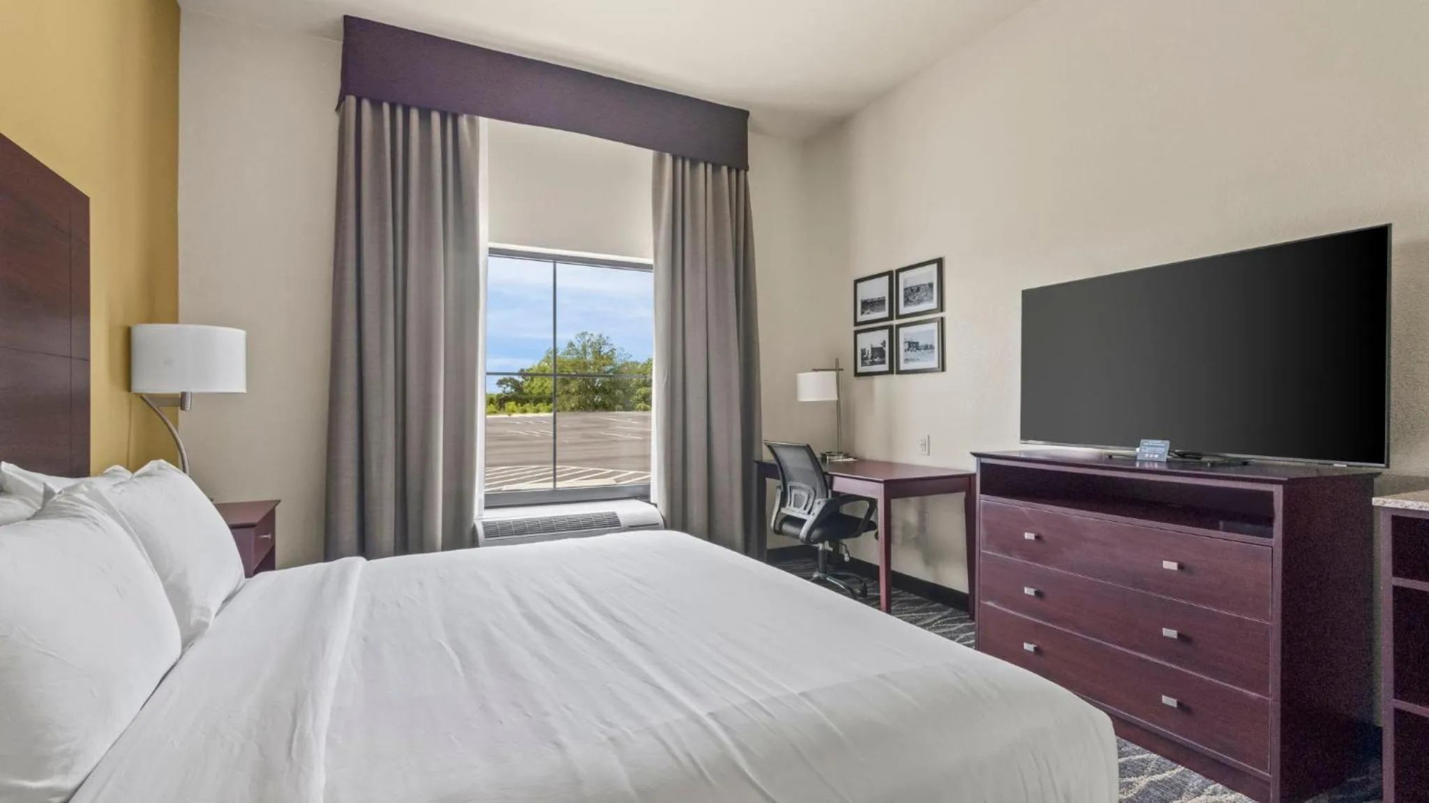 Bedroom, Bed in Cobblestone Hotel & Suites - Foley
