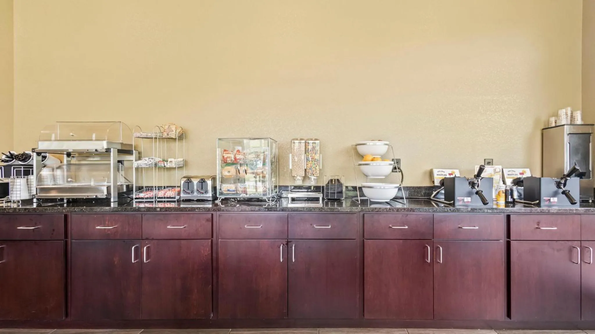 Breakfast in Cobblestone Hotel & Suites - Foley