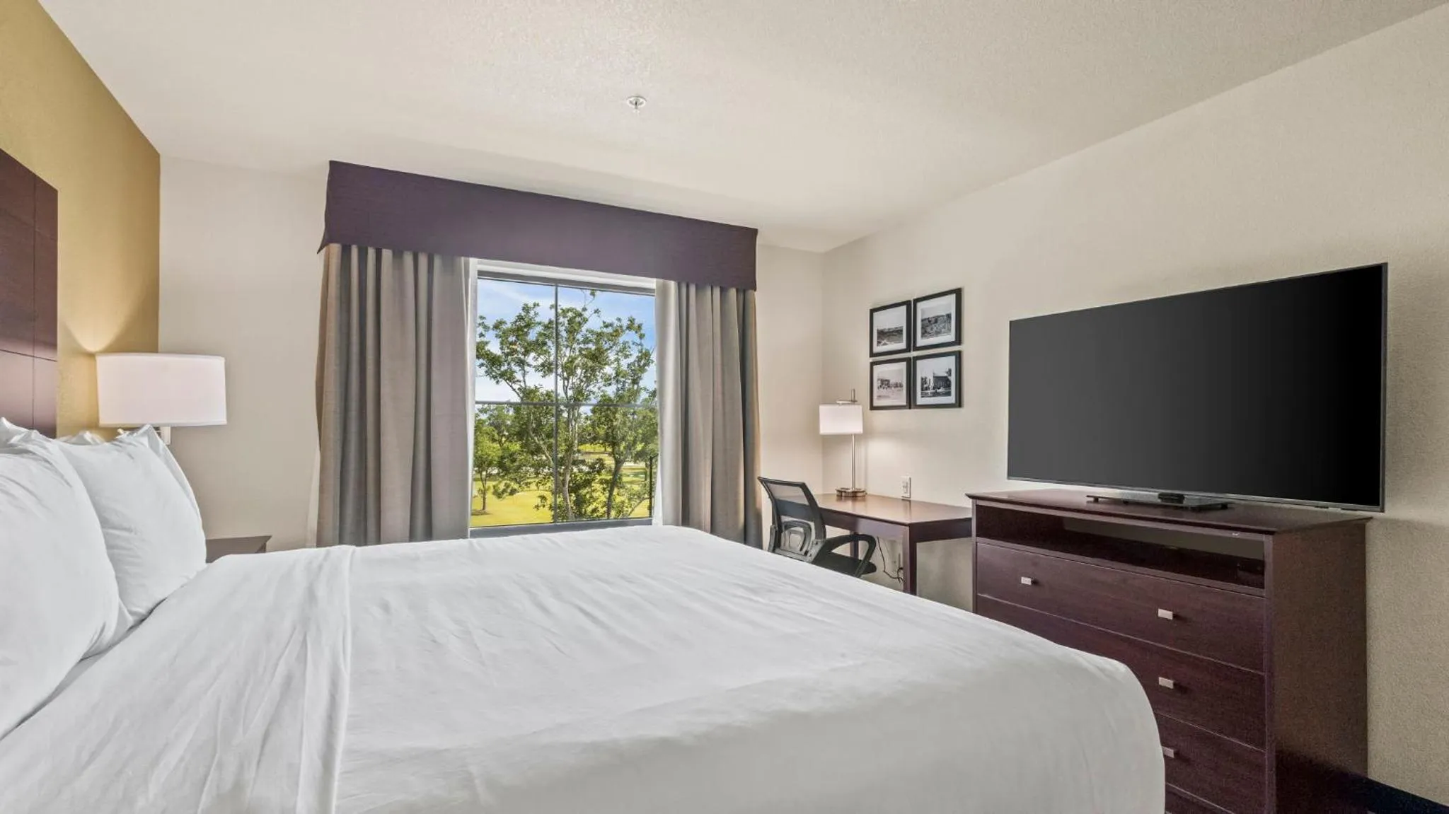 Bedroom, Bed in Cobblestone Hotel & Suites - Foley