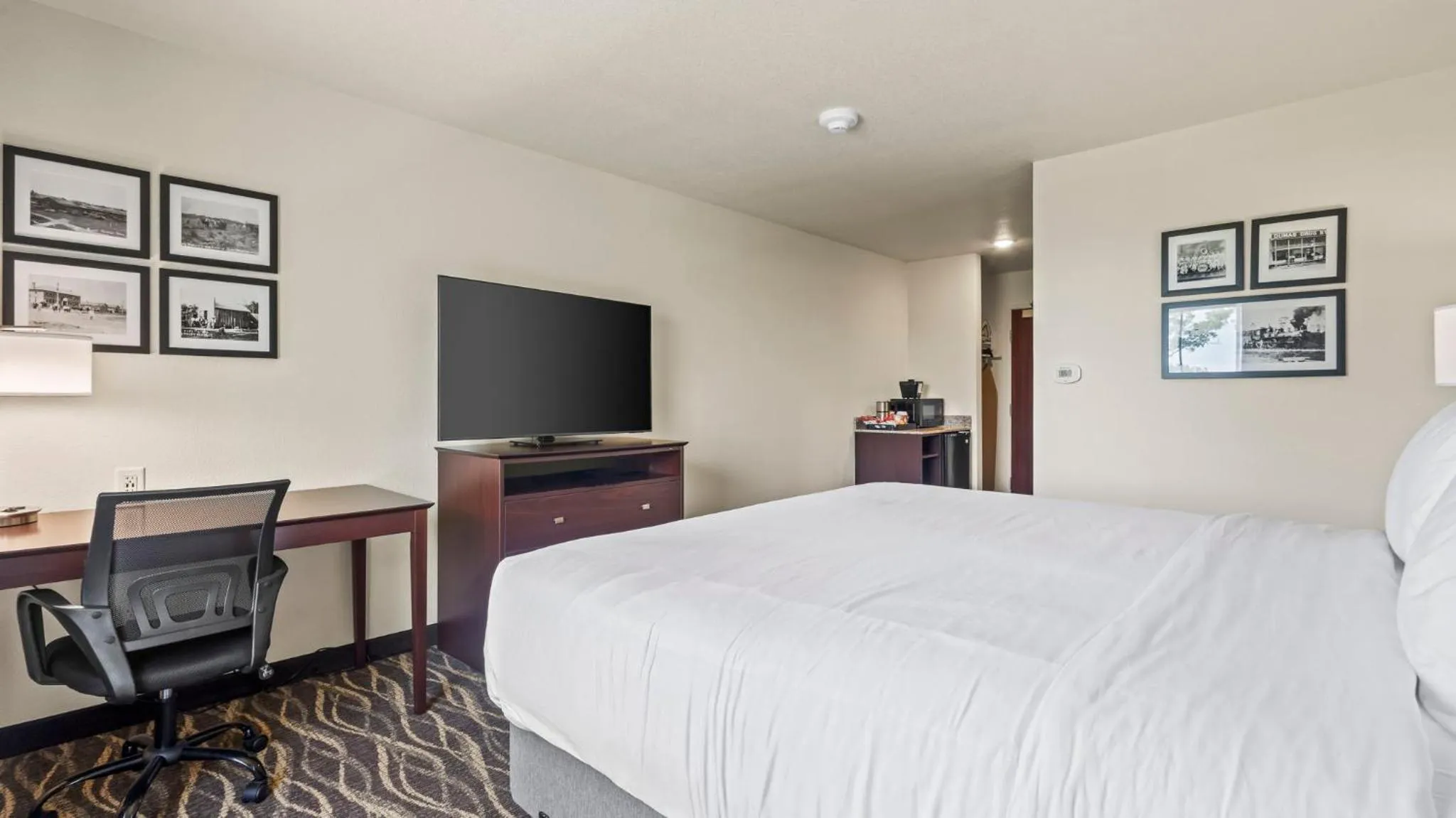 Bedroom, Bed in Cobblestone Hotel & Suites - Foley