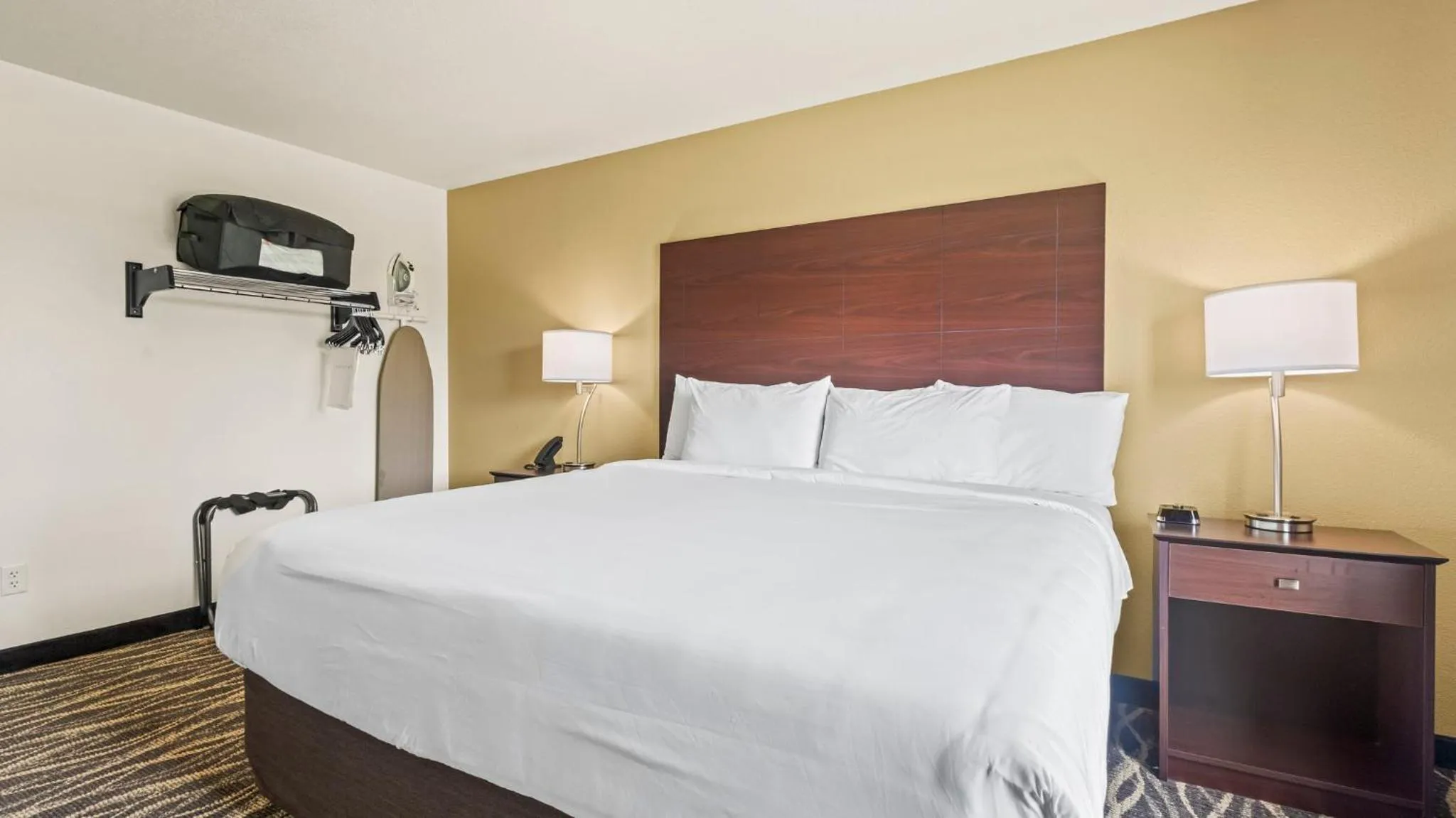 Bedroom, Bed in Cobblestone Hotel & Suites - Foley