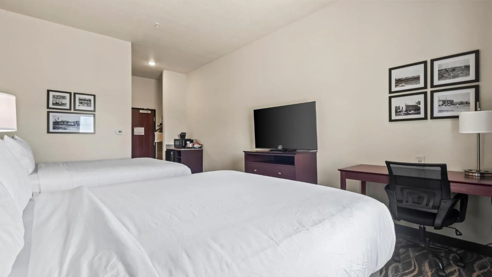 Bedroom, Bed in Cobblestone Hotel & Suites - Foley