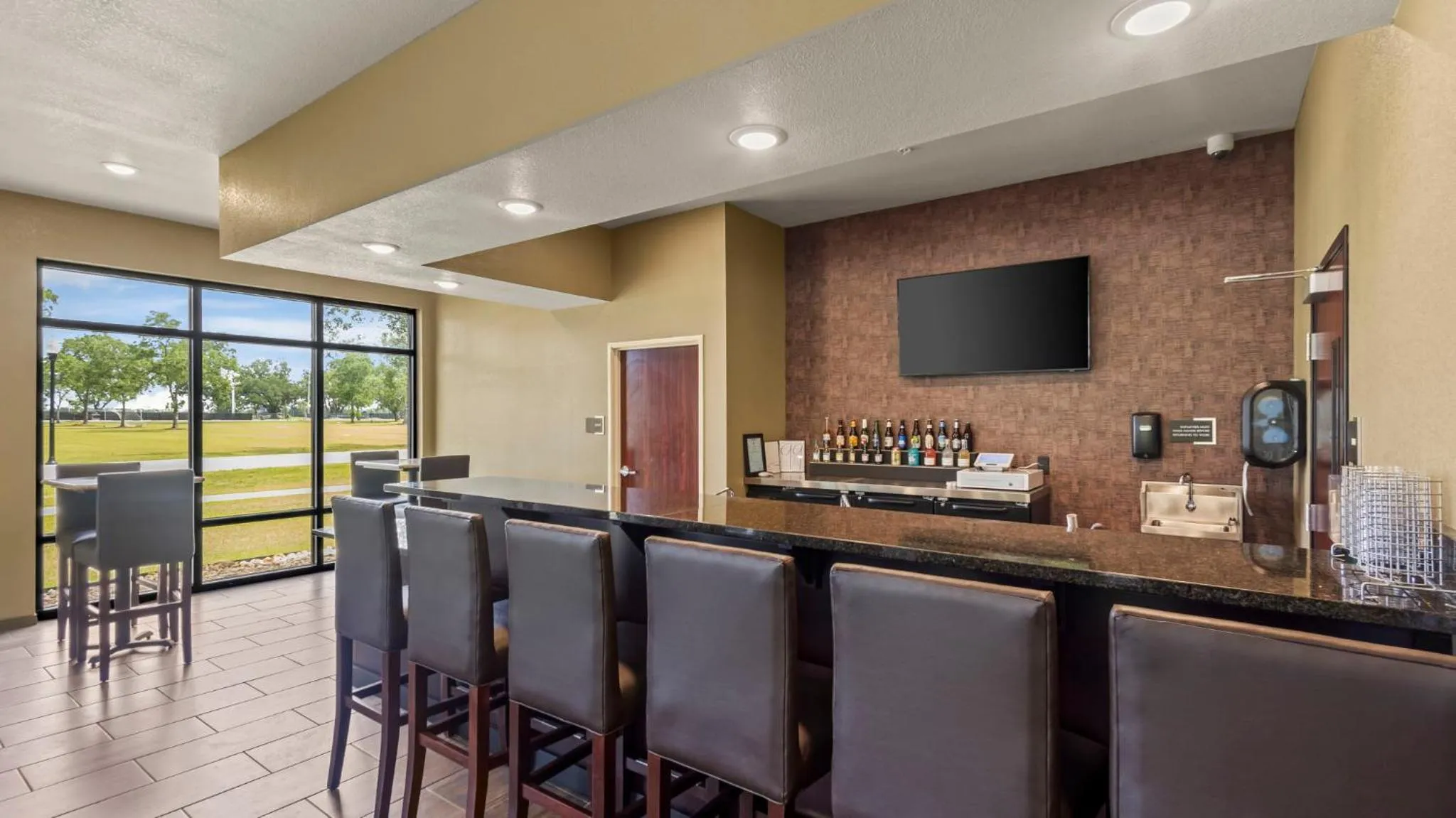 Lounge or bar in Cobblestone Hotel & Suites - Foley