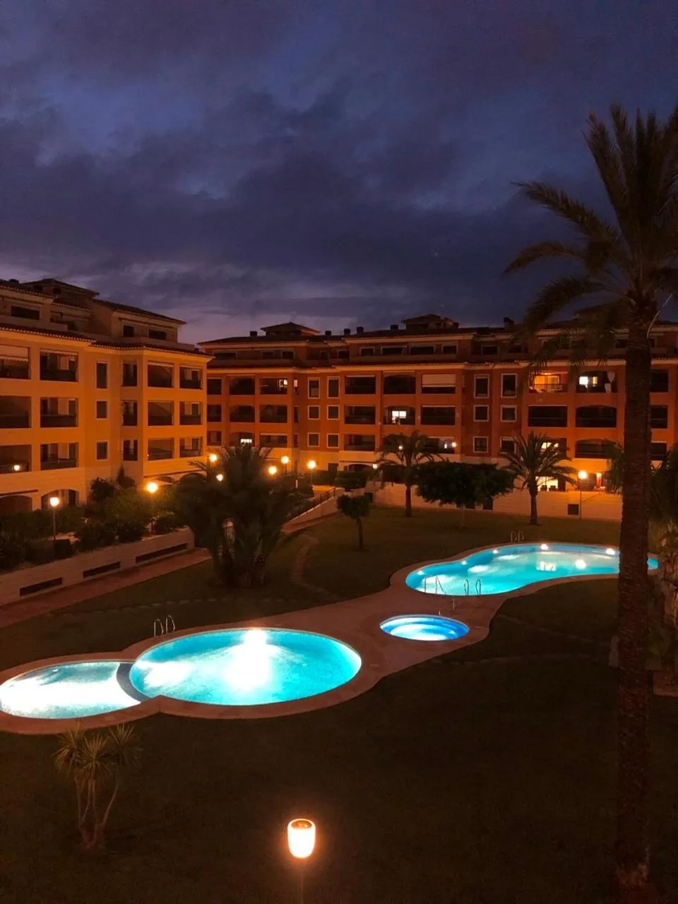 Night in Apartment De Jardines