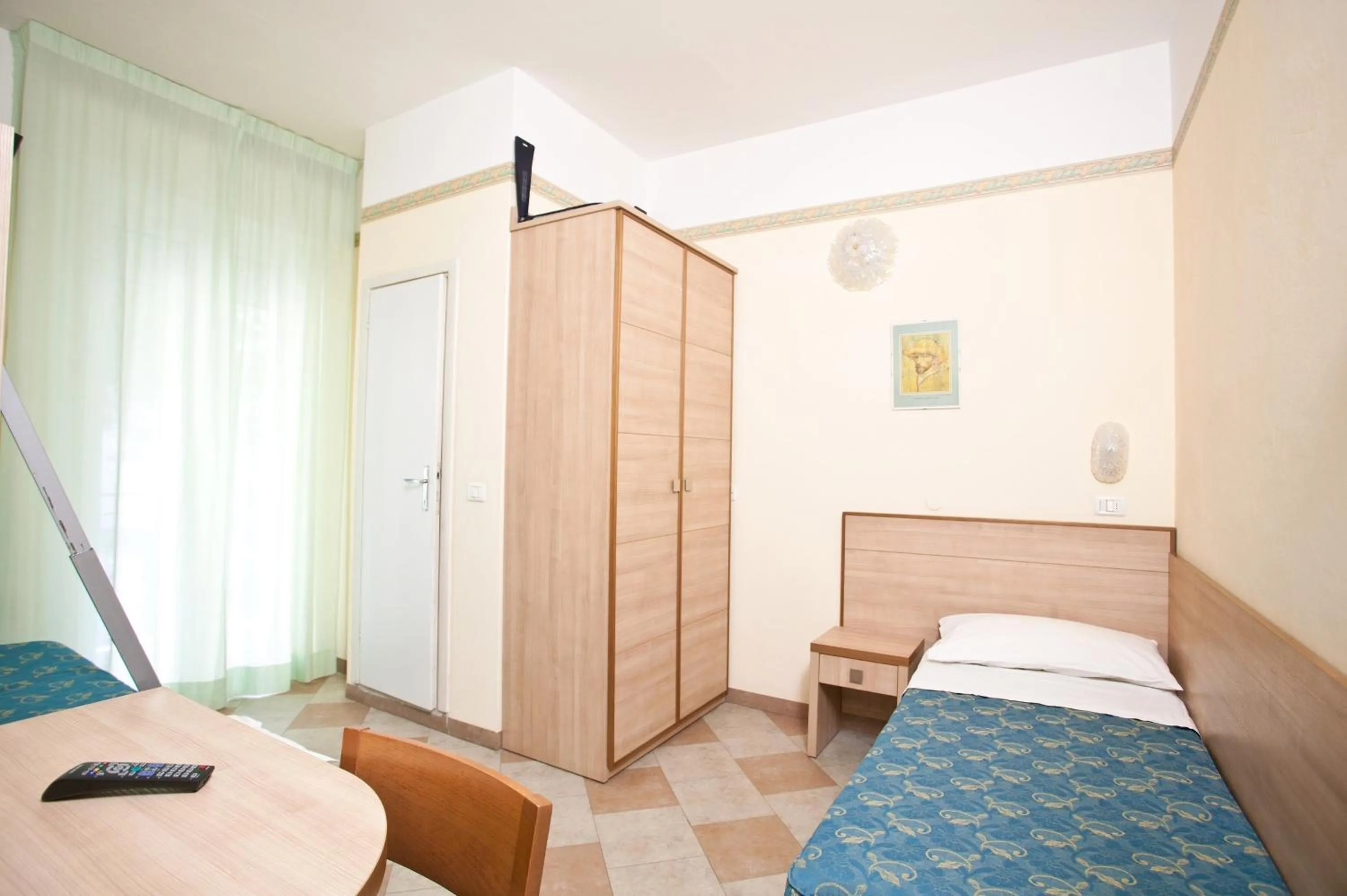 Photo of the whole room, Bed in Hotel Giamaika