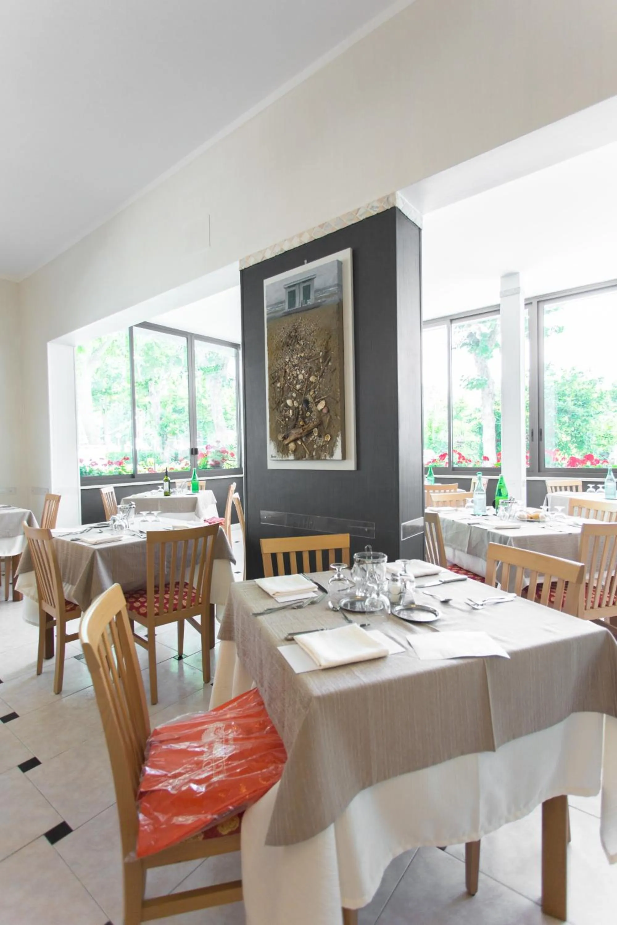 Restaurant/places to eat in Hotel Giamaika