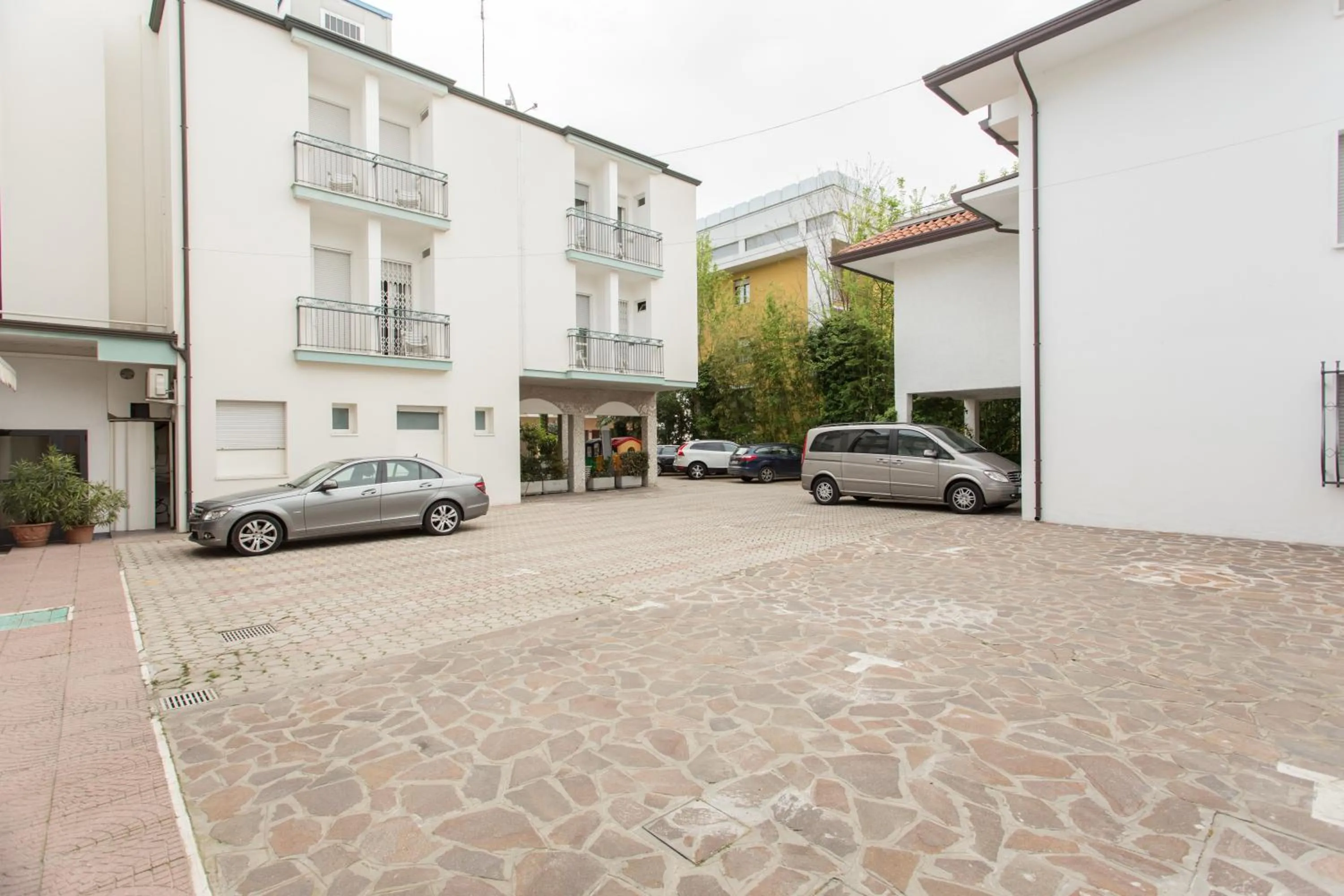 Property building in Hotel Giamaika