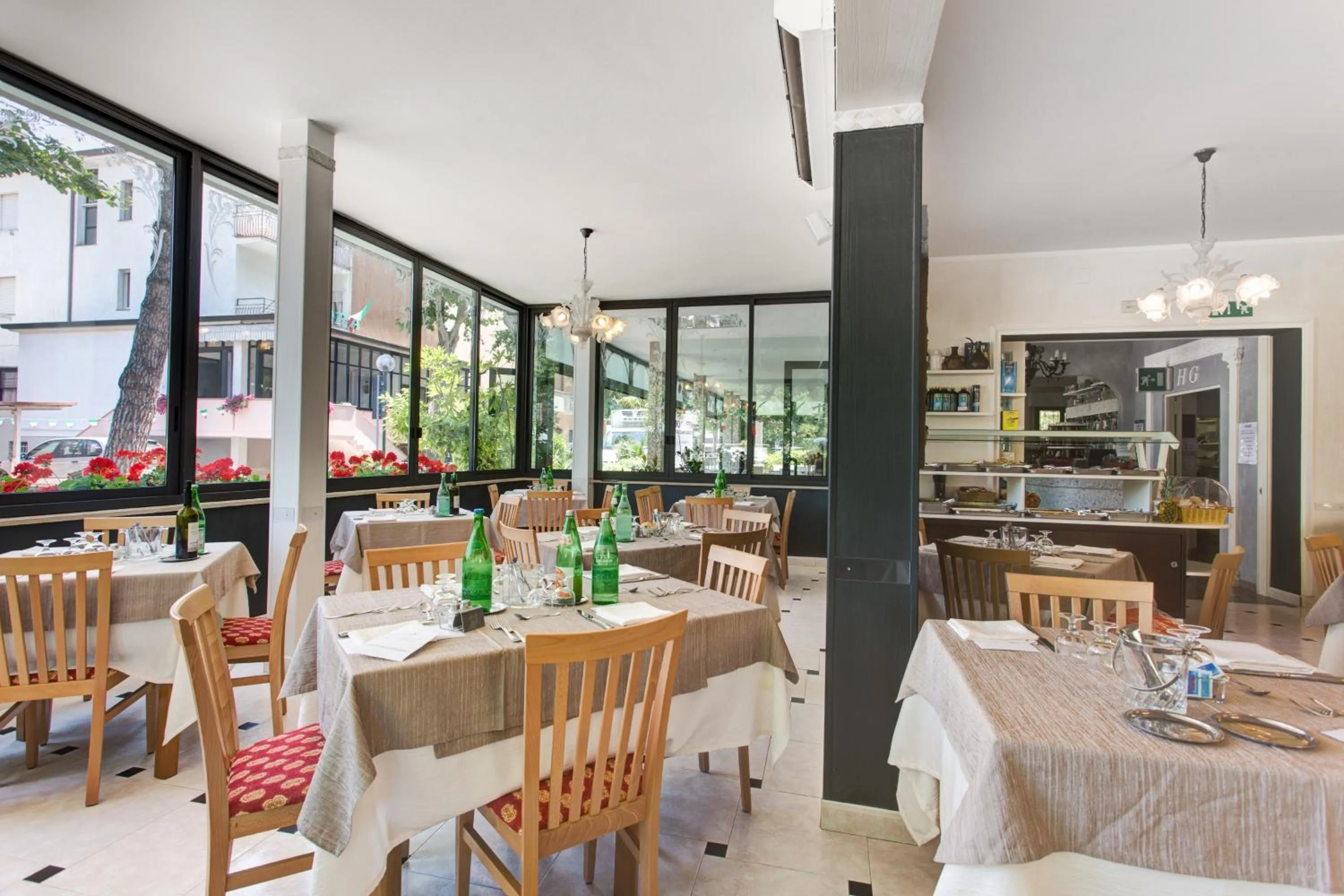 Restaurant/places to eat in Hotel Giamaika