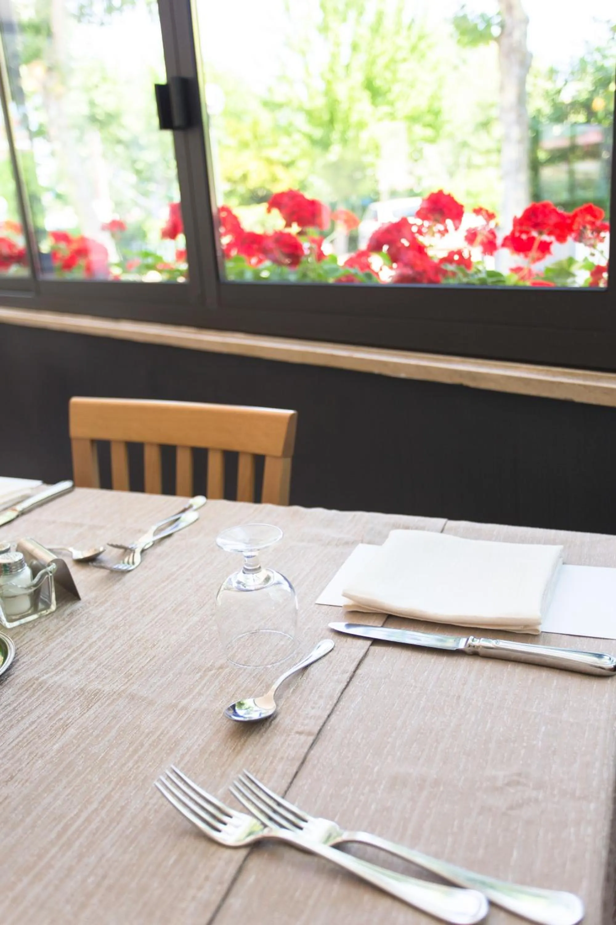 Restaurant/places to eat in Hotel Giamaika